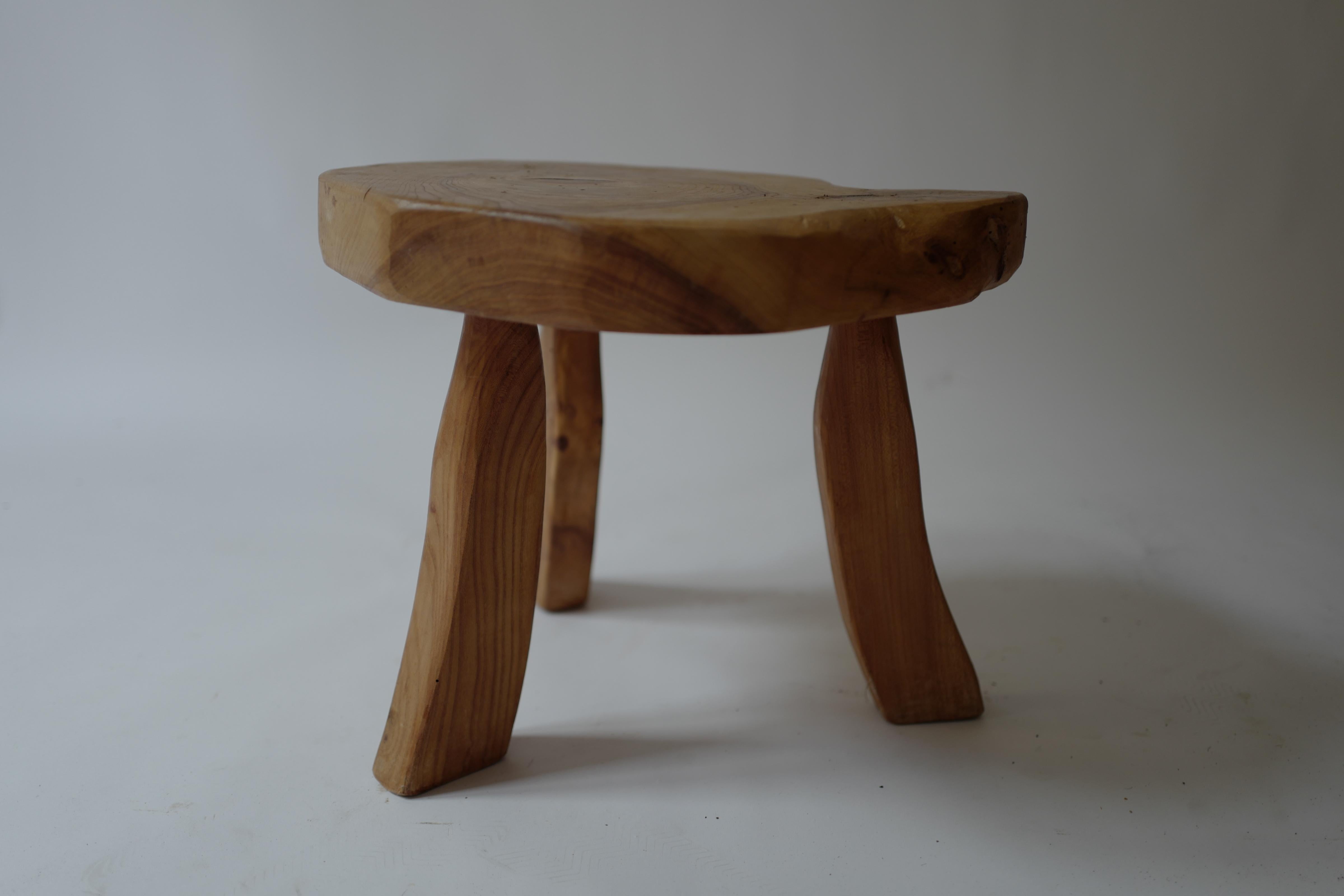 Sgabello francese in legno di pino del XIX secolo trovato nel sud della Francia.