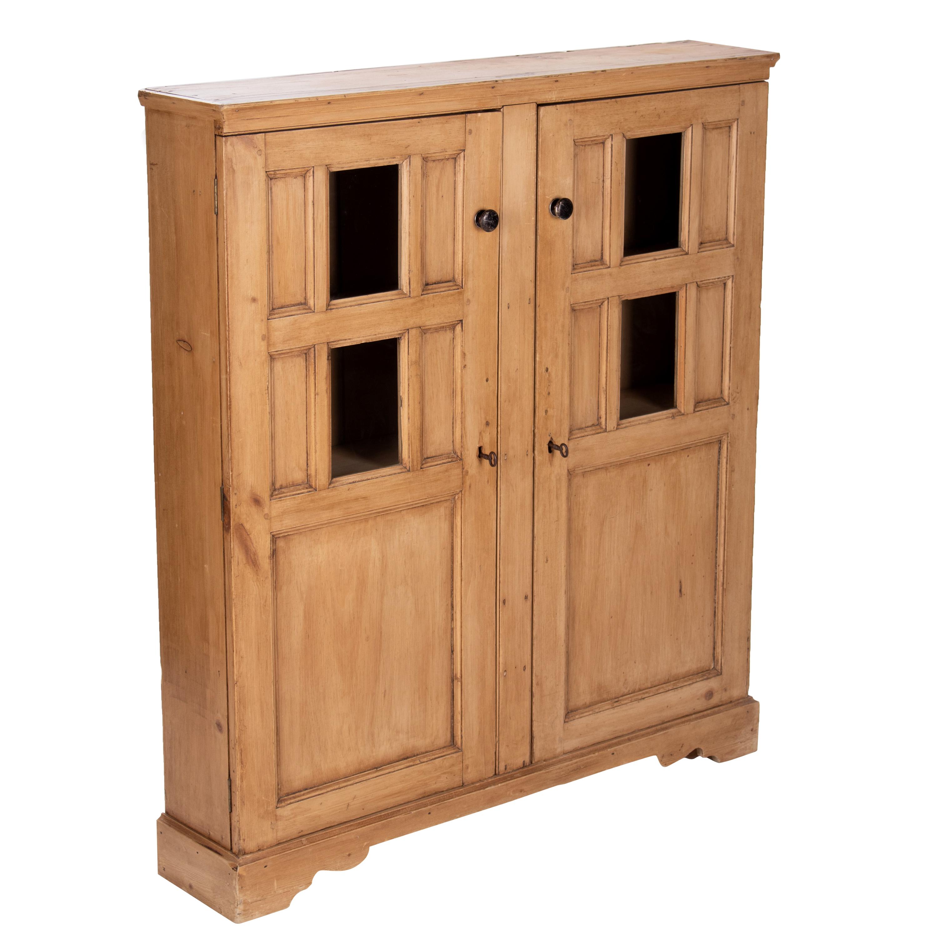 Credenza rustica francese del XIX secolo in legno di pino con accessori originali in ferro