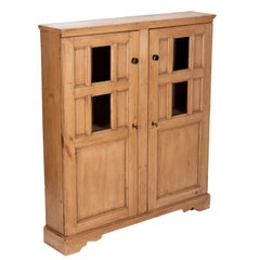 Credenza rustica francese del XIX secolo in legno di pino con accessori originali in ferro
