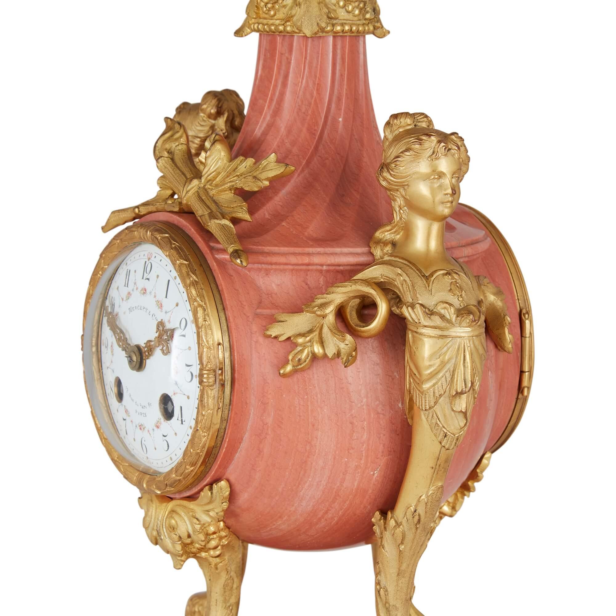 Grec classique Ensemble d'horloges françaises du 19ème siècle en marbre rose et bronze doré  en vente
