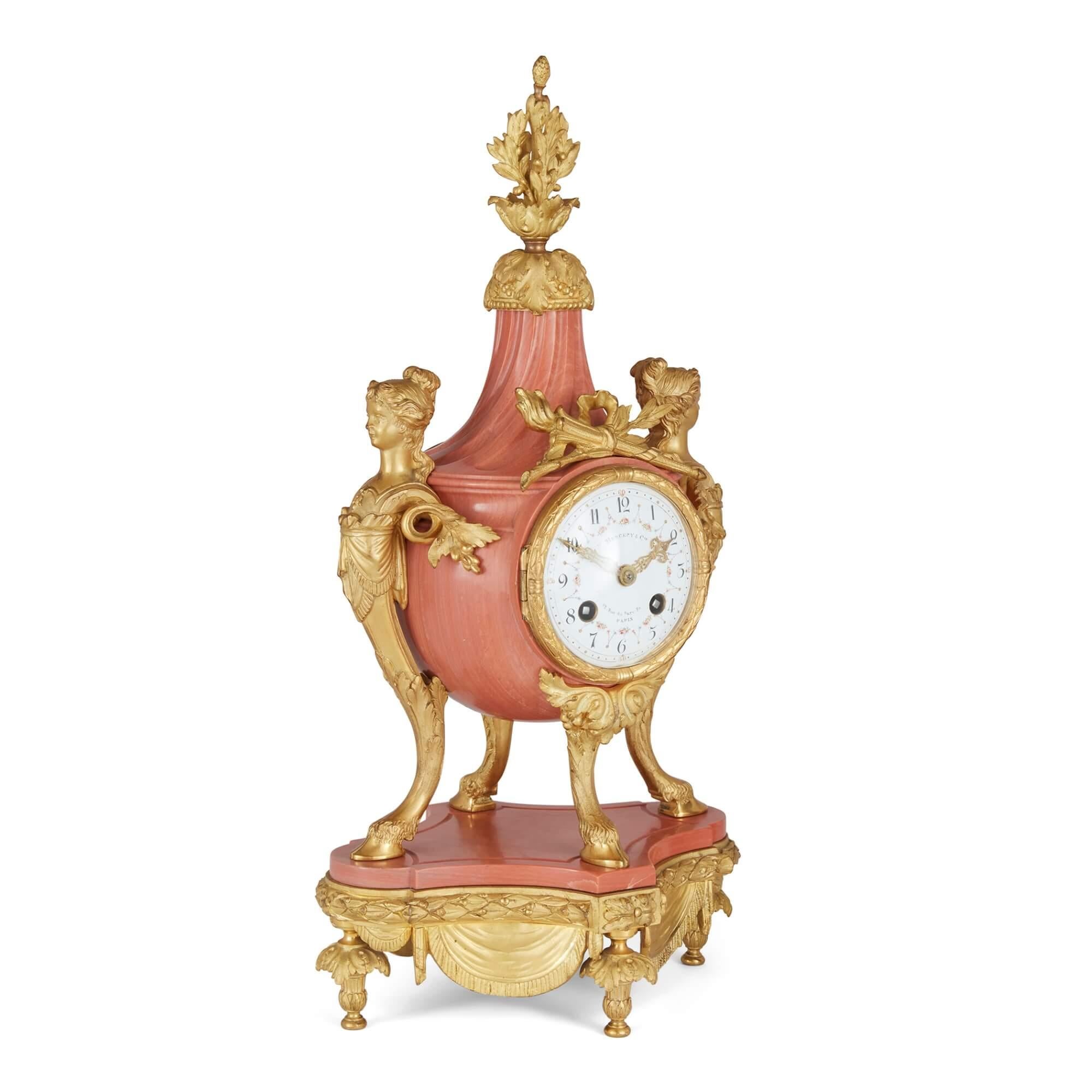 Französisches Uhrenset aus rosa Marmor und Ormolu des 19.  (Vergoldet) im Angebot