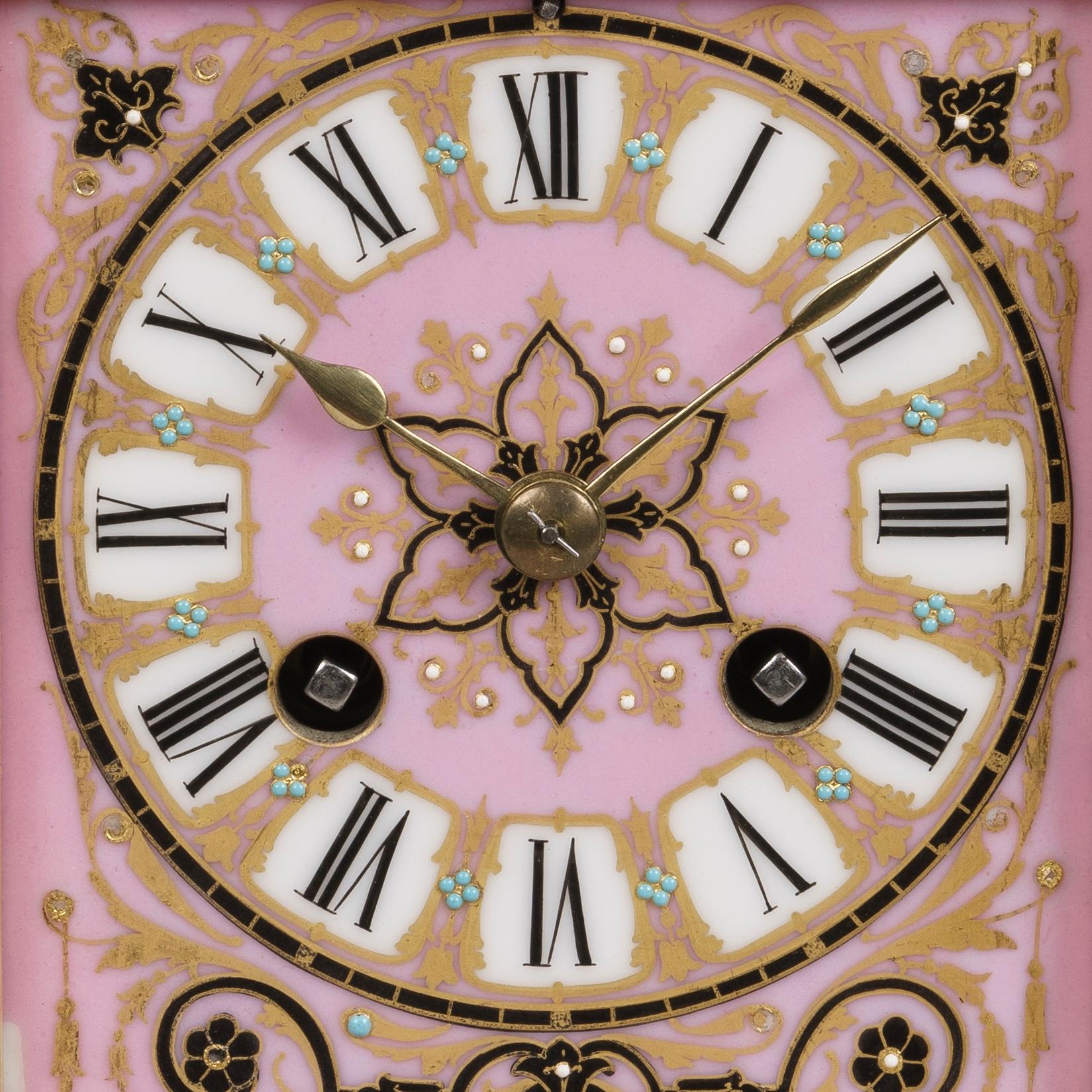 Louis XVI Horloge française du 19e siècle en porcelaine rose avec emblèmes de Cupidon et romantiques en vente