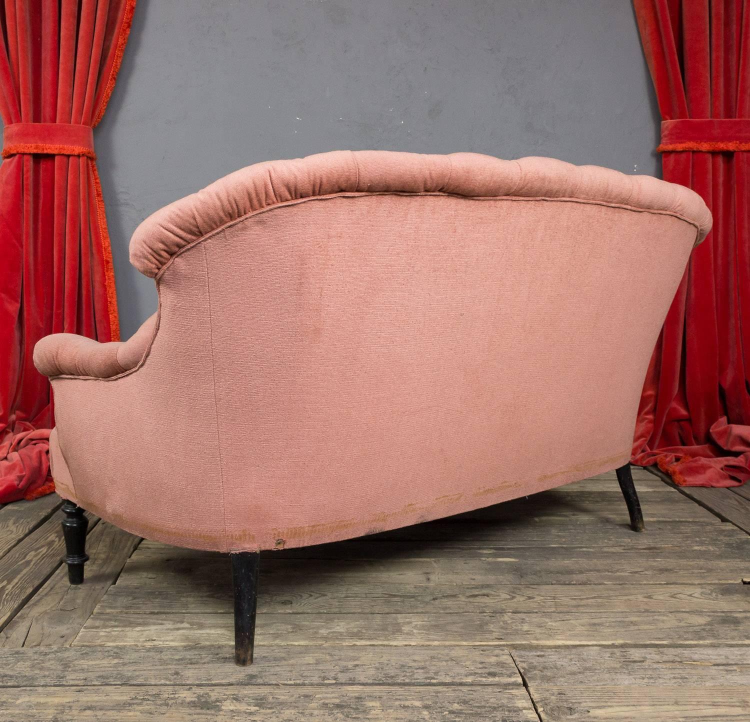 19th Century French Pink Tufted Settee In Good Condition In Buchanan, NY
