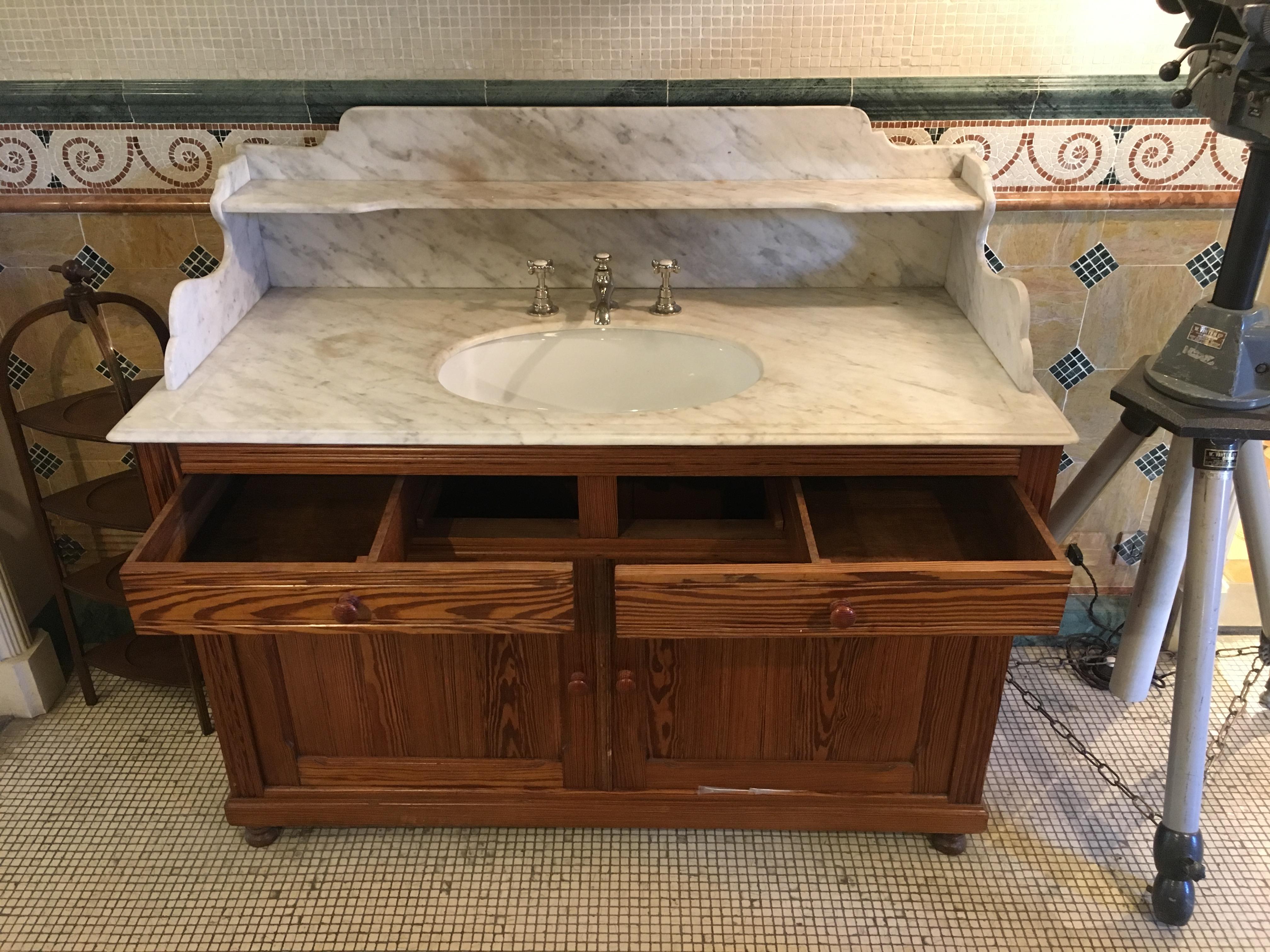19th Century French Pitch Pine Cupboard Sink with Carrara Marble Top, 1890s (Carrara-Marmor)
