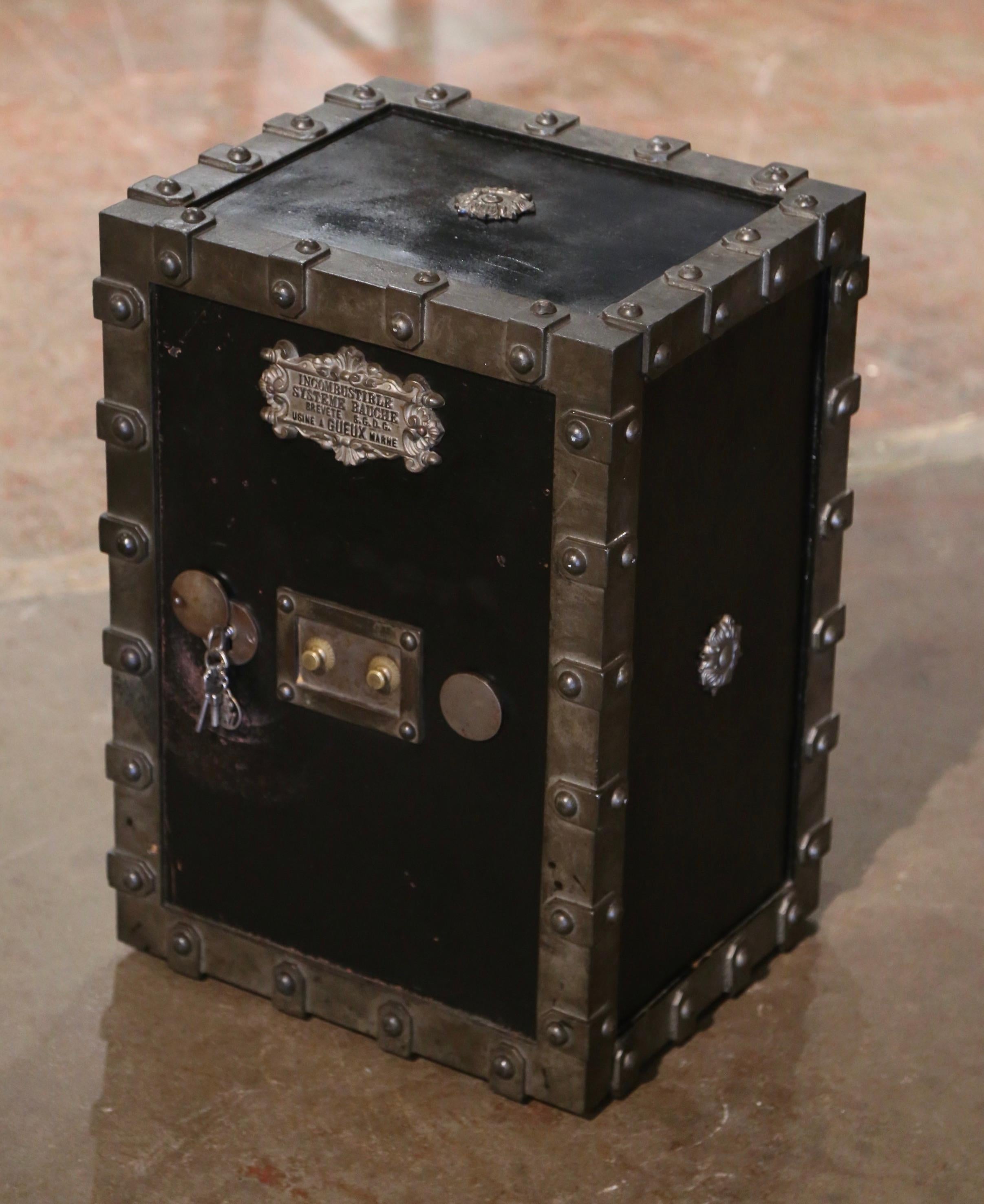 Gardez vos bijoux et vos documents importants sous clé dans cet élégant coffre-fort ancien de la région Champagne-Ardenne. Fabriqué vers 1880 en fonte, ce lourd coffre-fort de voyage de 162 livres est décoré de clous et de médaillons floraux sur