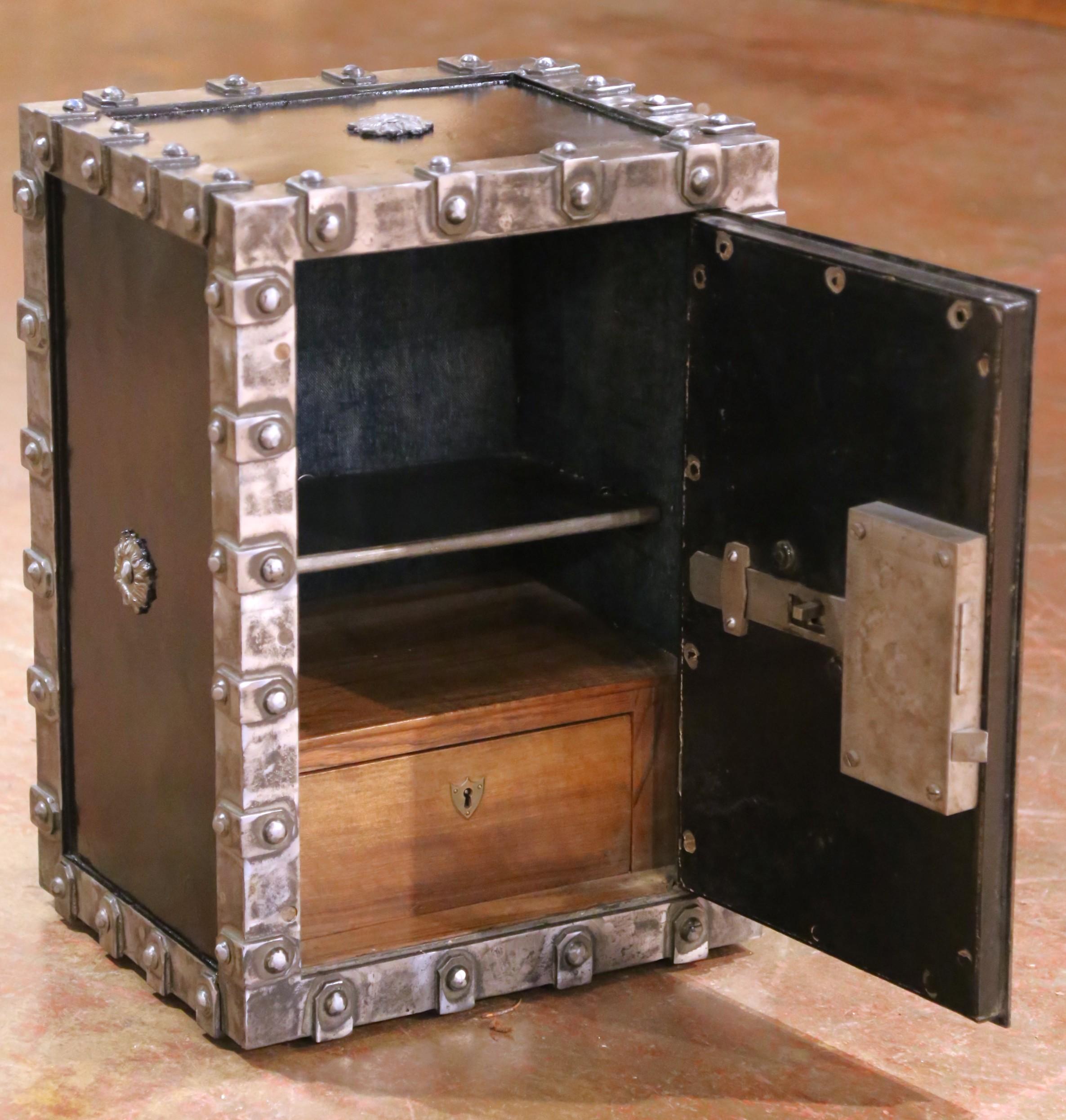 19th Century French Polished Cast Iron Safe with Key and Two-Letter Combination In Excellent Condition For Sale In Dallas, TX
