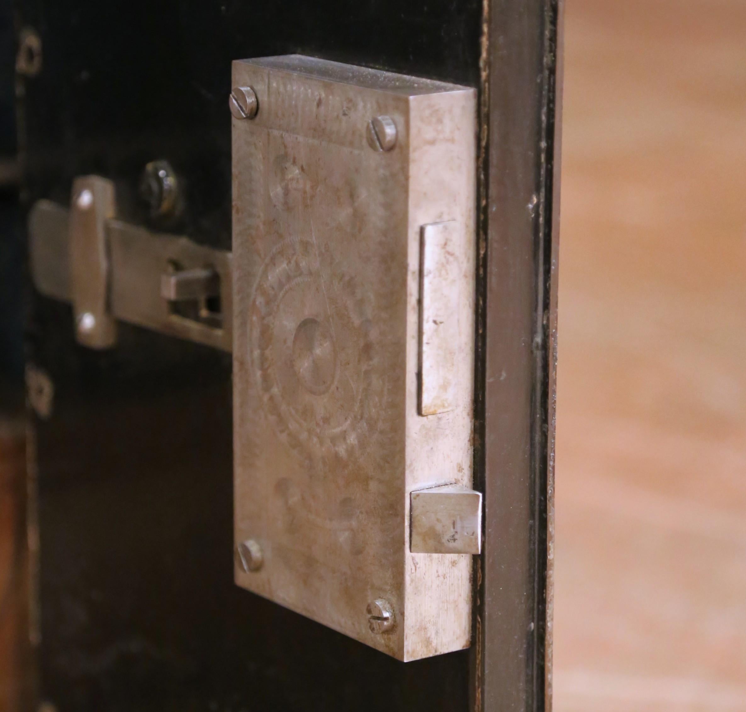 19th Century French Polished Cast Iron Safe with Key and Two-Letter Combination For Sale 3