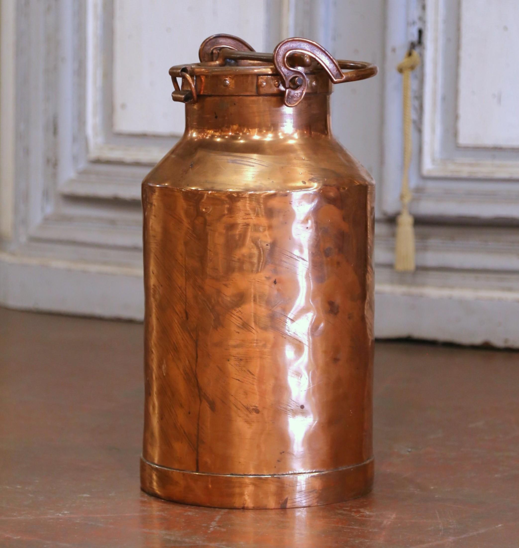 Apportez un charme de ferme vintage à votre cuisine ou à votre jardin avec ce bidon de lait français antique. Fabriquée en France vers 1890, cette pièce est en cuivre martelé à la main et présente une riche patine naturellement vieillie et des tons