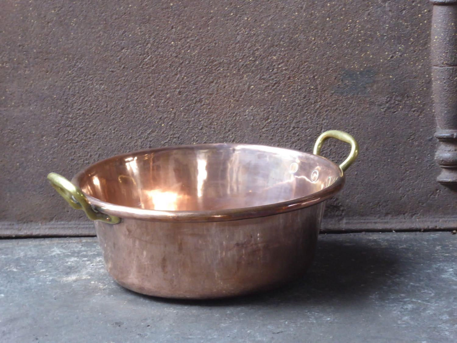 Panier à bûches du 19e siècle d'époque victorienne. Le panier à bois est en cuivre poli et possède des poignées en laiton. 

Le porte-bûches est en bon état et fonctionne parfaitement.