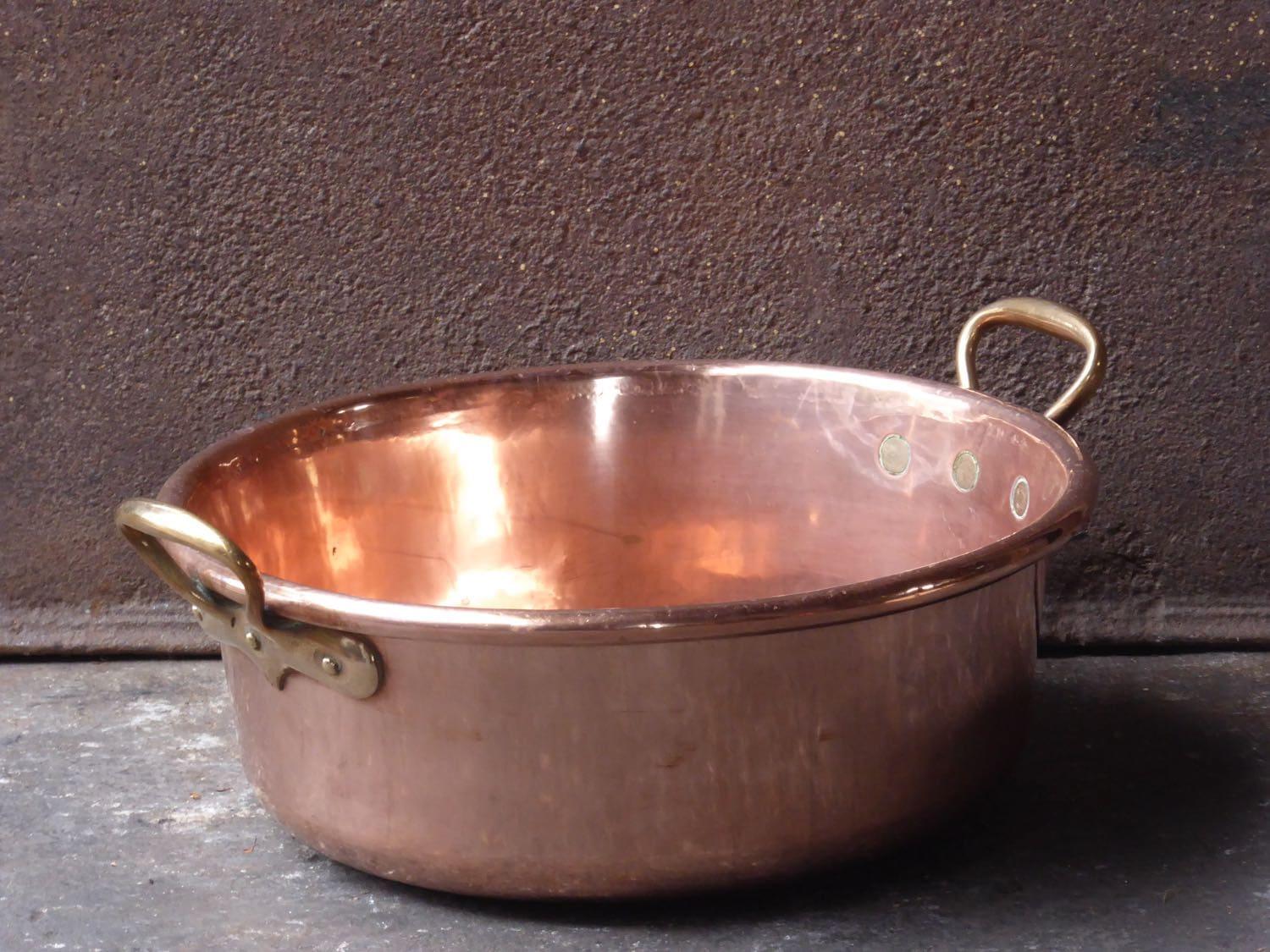 Panier à bois en cuivre poli du 19e siècle, époque victorienne. Le panier à bois est en cuivre poli et possède des poignées en laiton. Le porte-bûches est en bon état et fonctionne parfaitement.