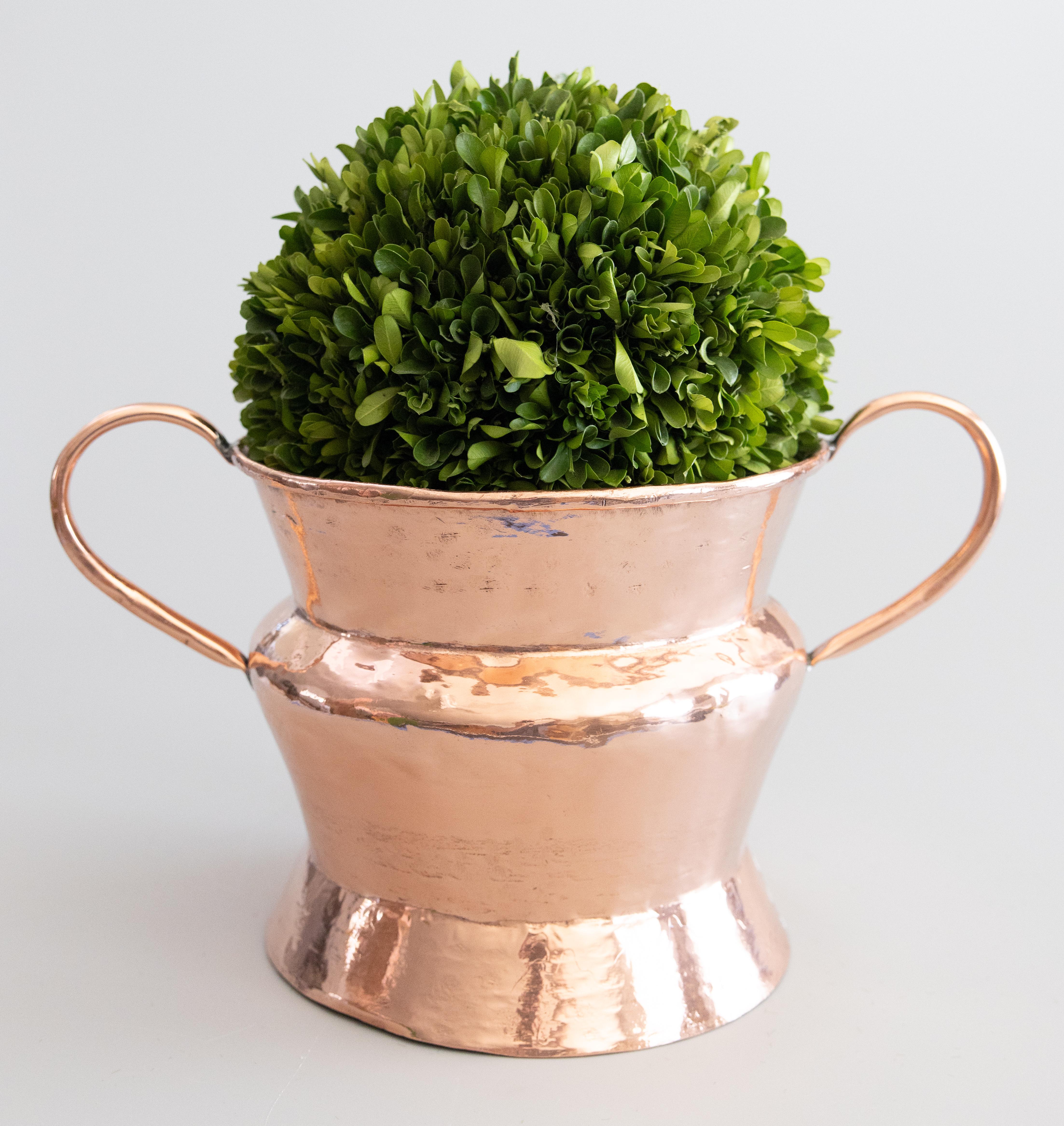 Magnifique cache pot ou jardinière en cuivre martelé, forgé à la main, provenant d'Avignon, France, vers 1890. Il a été professionnellement poli et laqué. Cette belle pièce est forgée à la main et finement travaillée avec une belle patine de cuivre