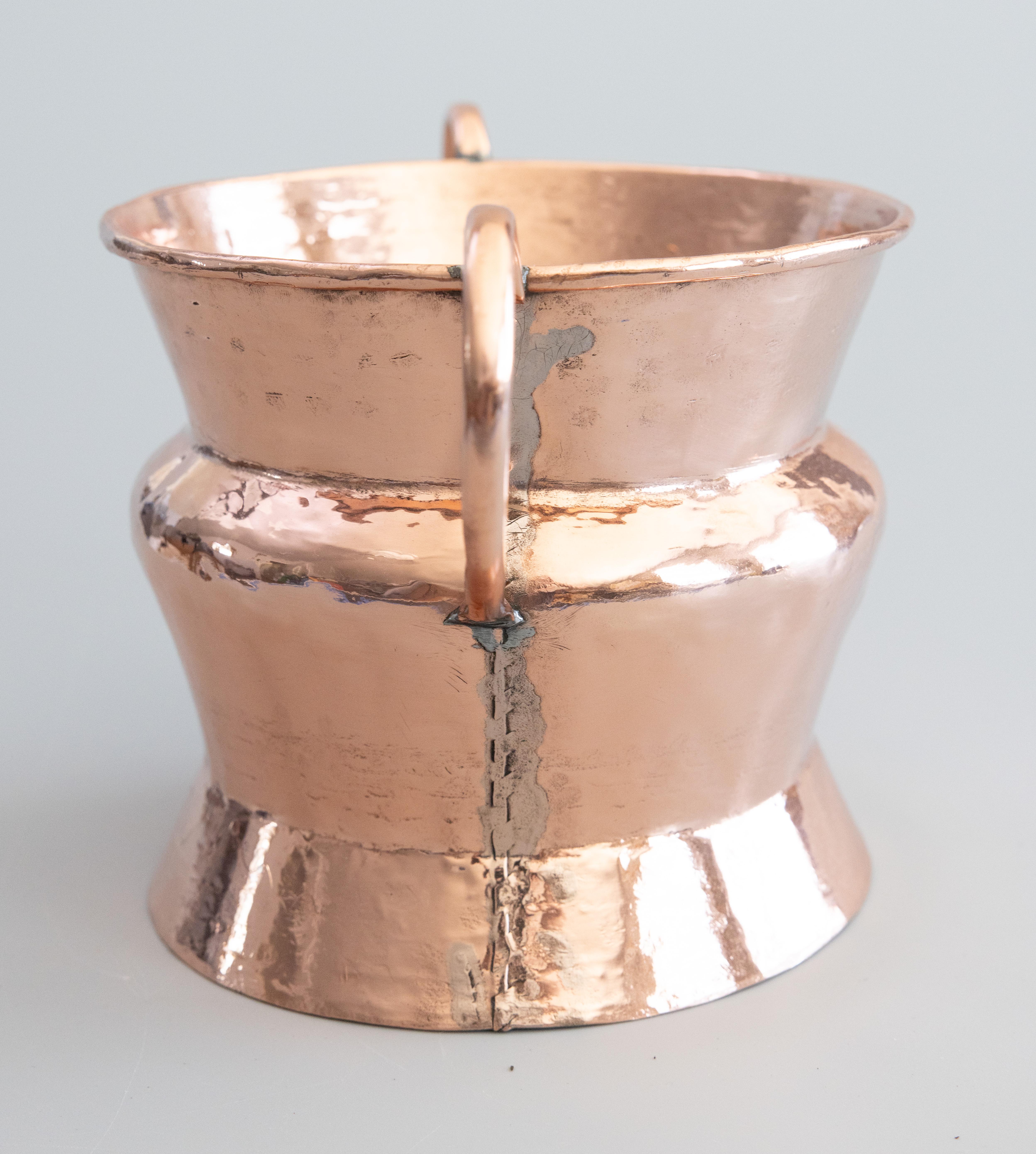 Victorien Jardinière en cuivre martelé poli du 19ème siècle avec poignées en vente