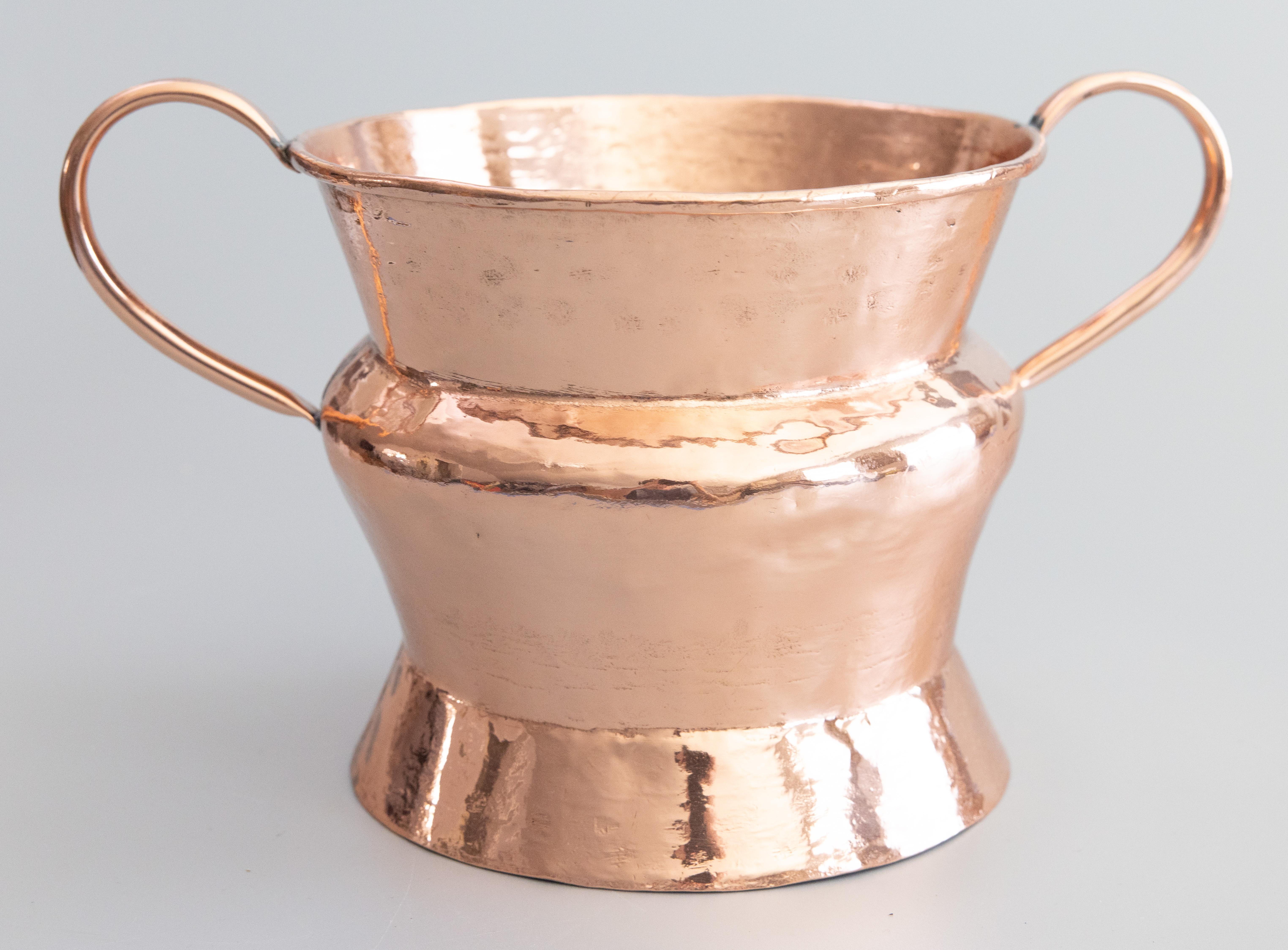 Français Jardinière en cuivre martelé poli du 19ème siècle avec poignées en vente