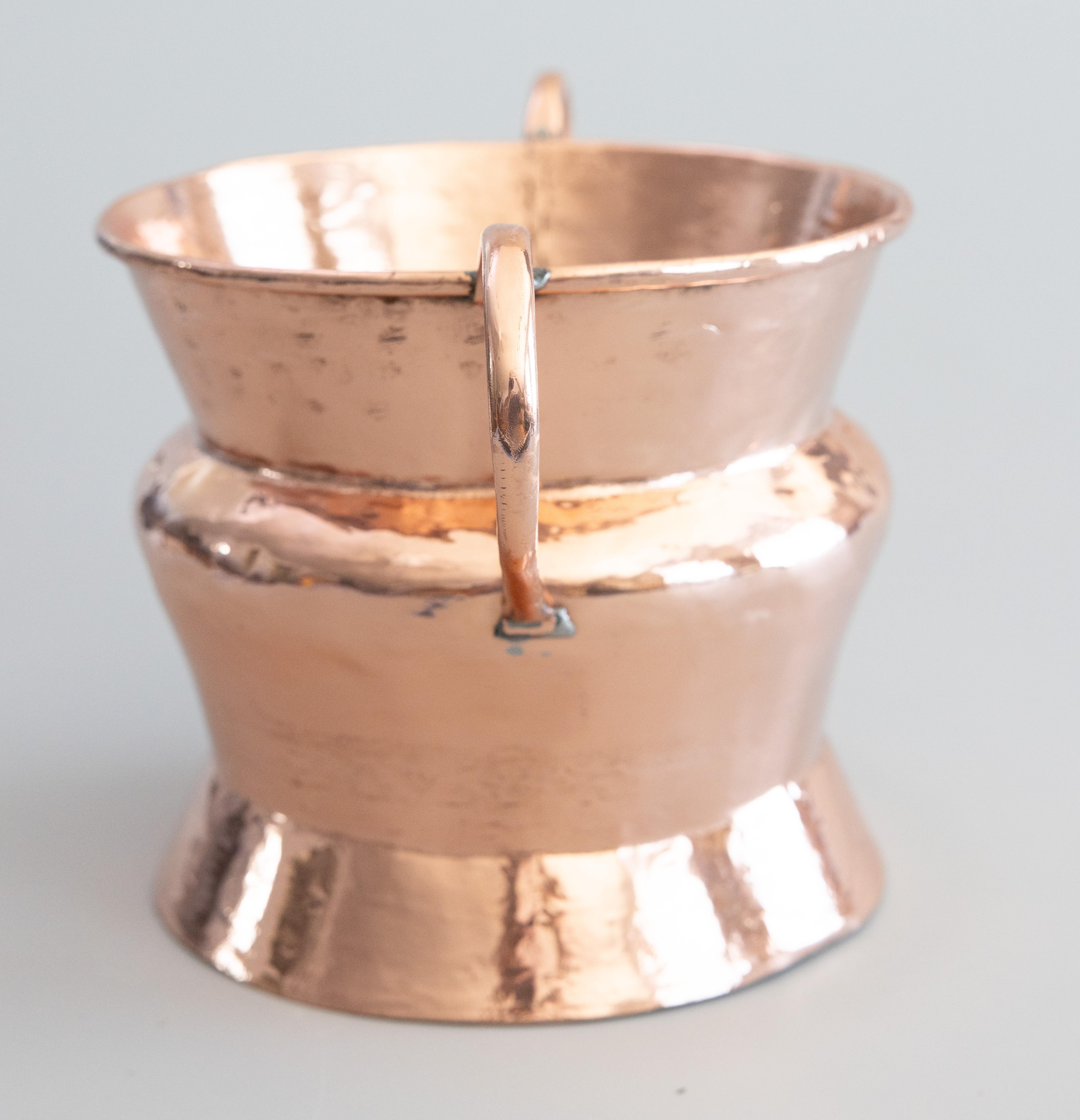 Forgé Jardinière en cuivre martelé poli du 19ème siècle avec poignées en vente