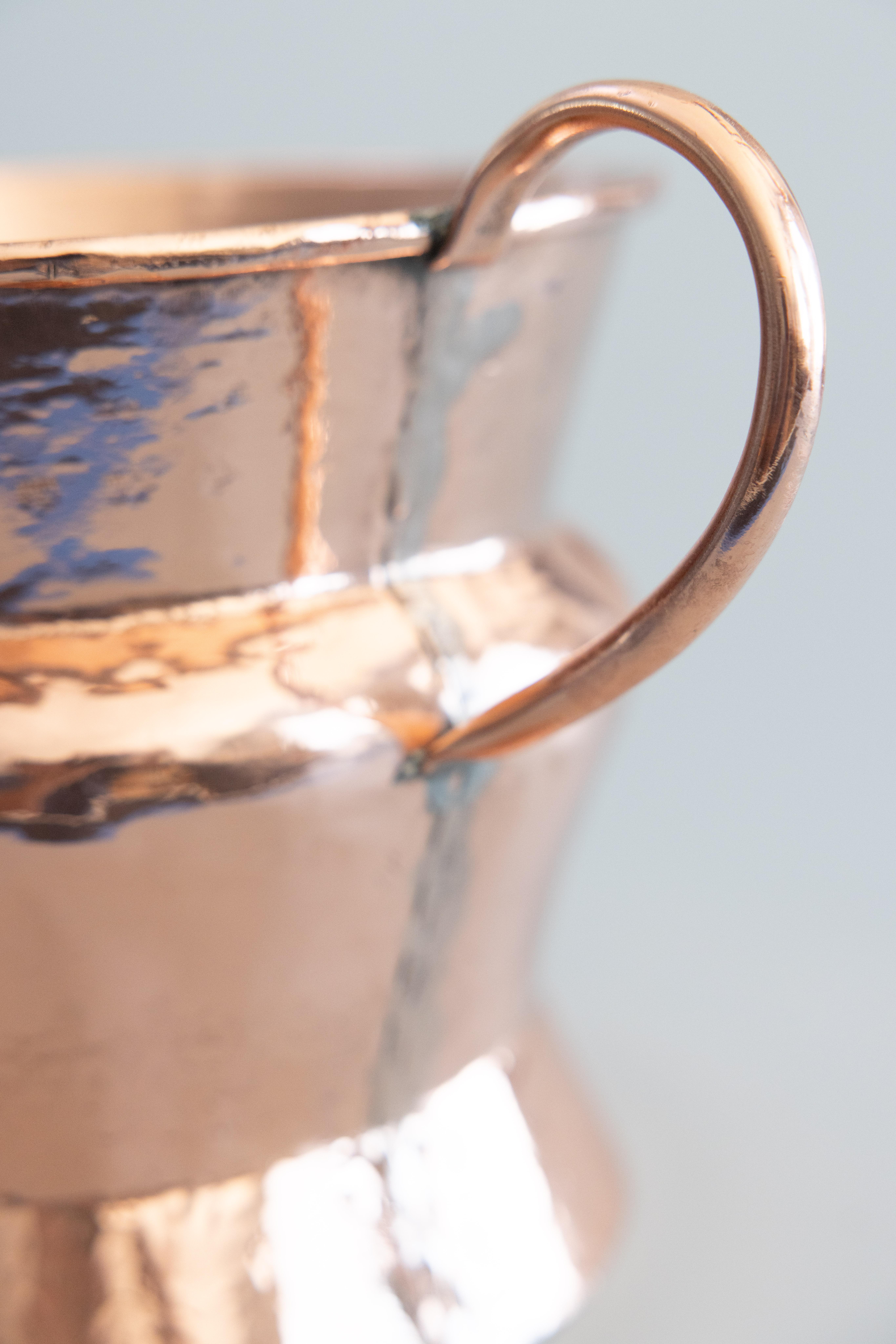 Jardinière en cuivre martelé poli du 19ème siècle avec poignées Bon état - En vente à Pearland, TX