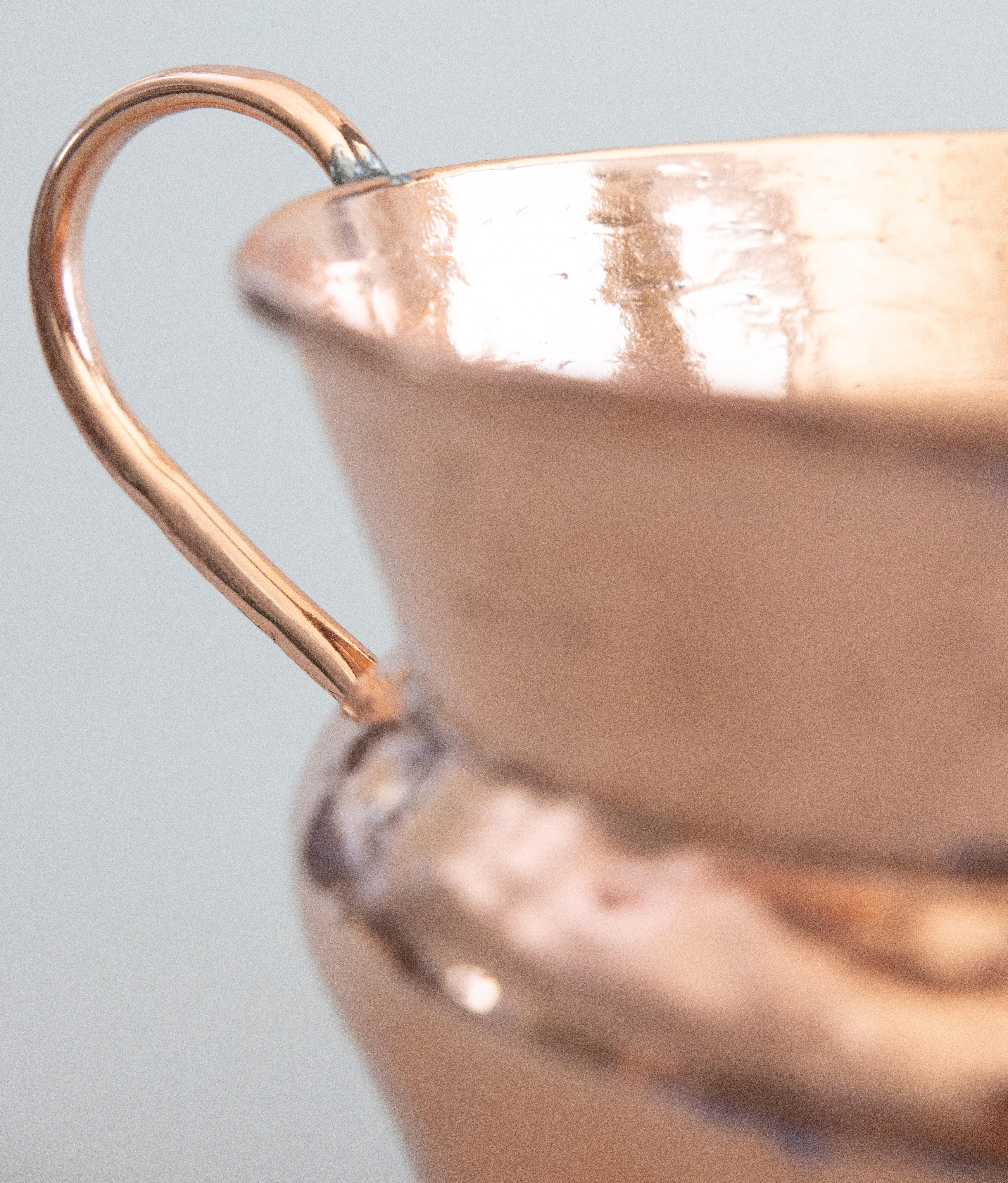 Fin du XIXe siècle Jardinière en cuivre martelé poli du 19ème siècle avec poignées en vente