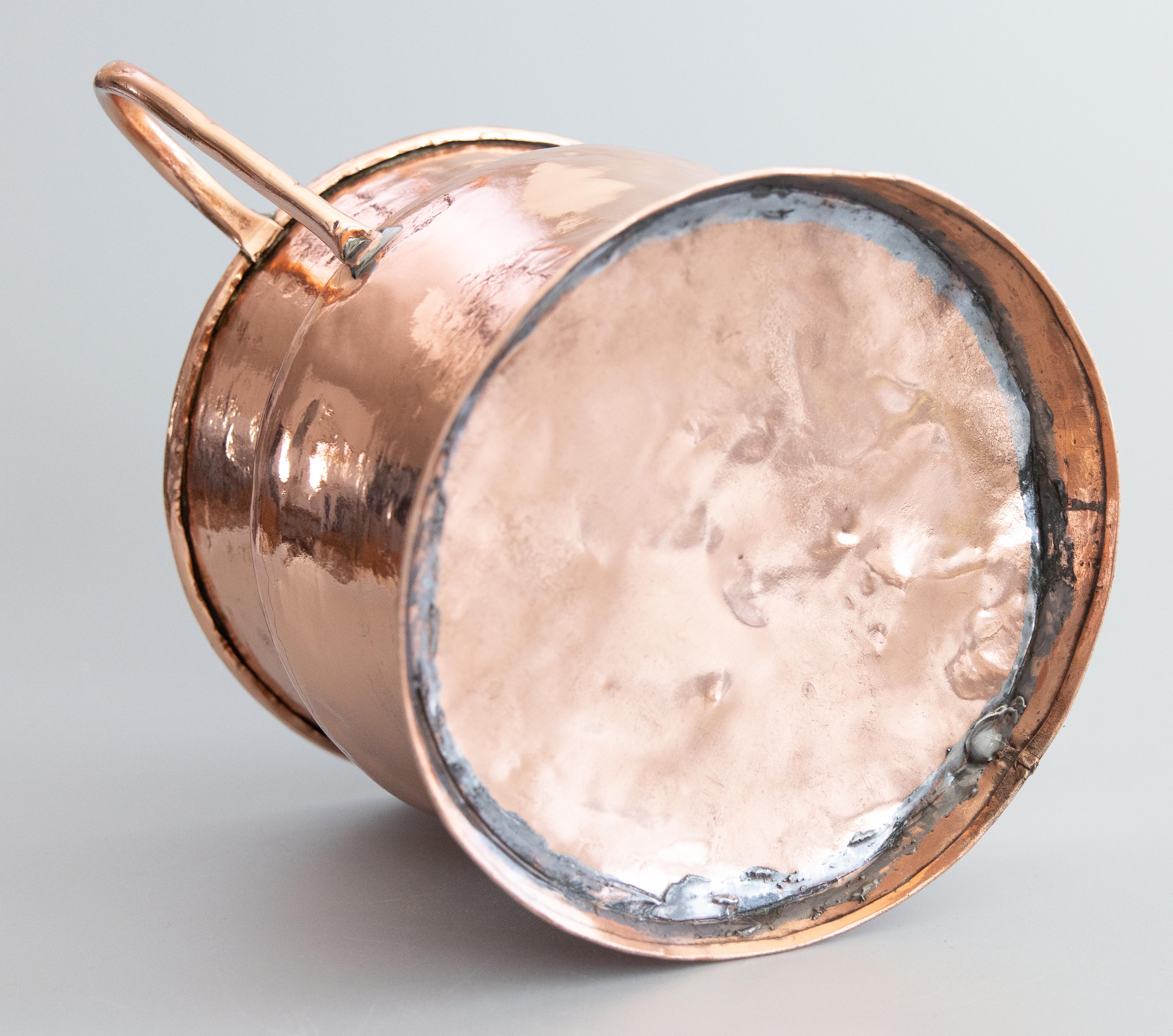 Jardinière en cuivre martelé poli du 19ème siècle avec poignées en vente 1