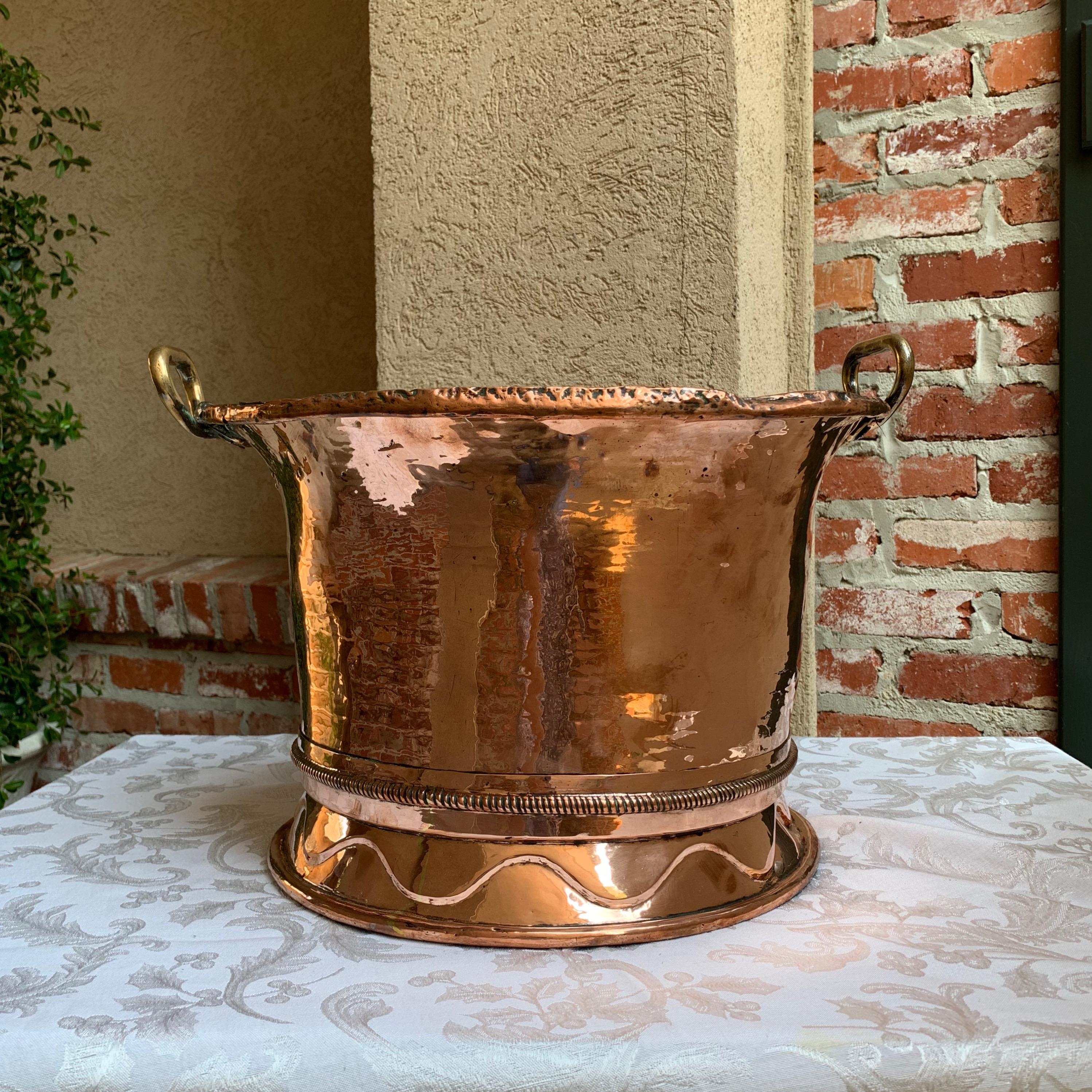 French Provincial 19th Century French Polished Hammered Copper Planter Jardinière Cachepot Round