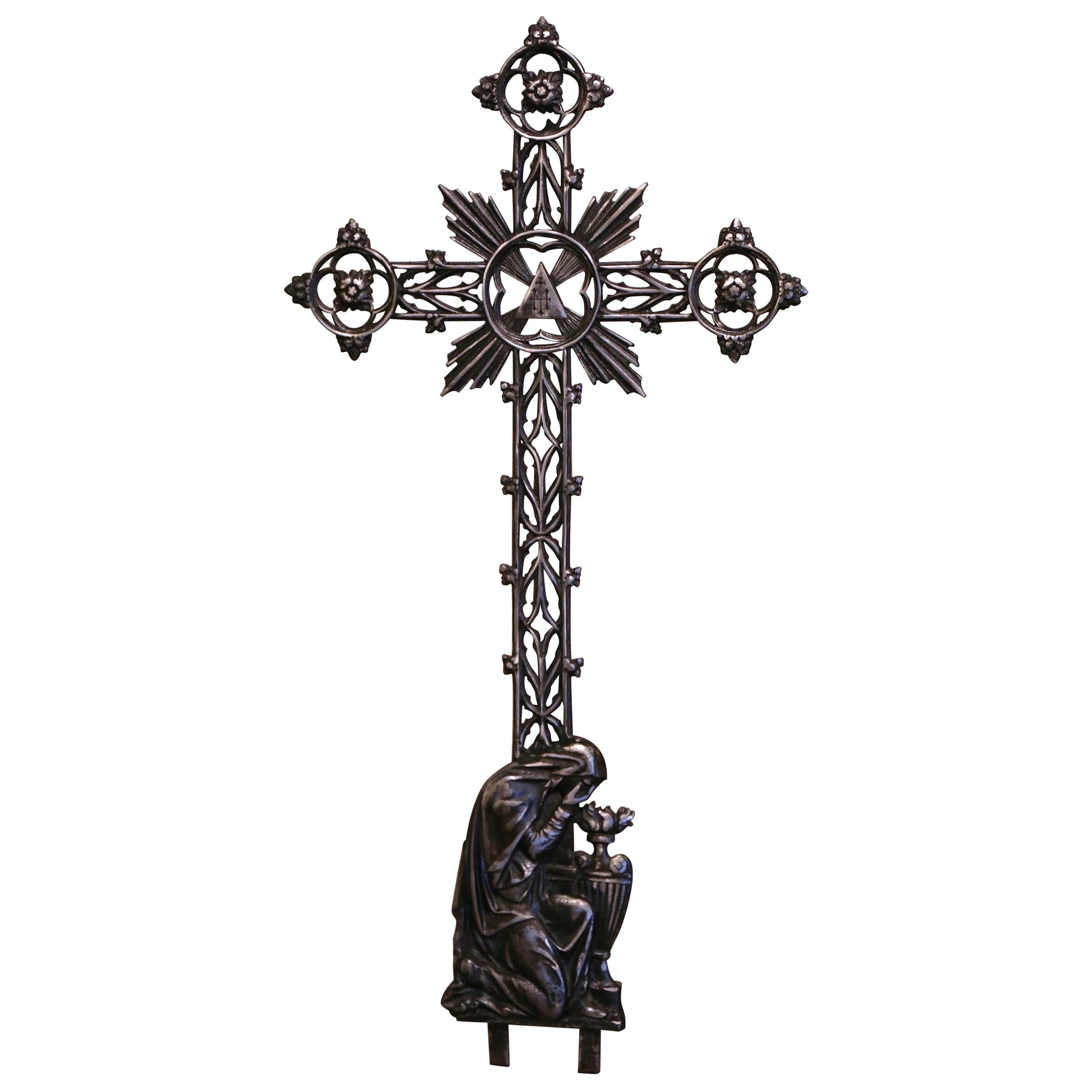 Siglo XIX, Cruz católica francesa de hierro pulido con la Virgen María de luto