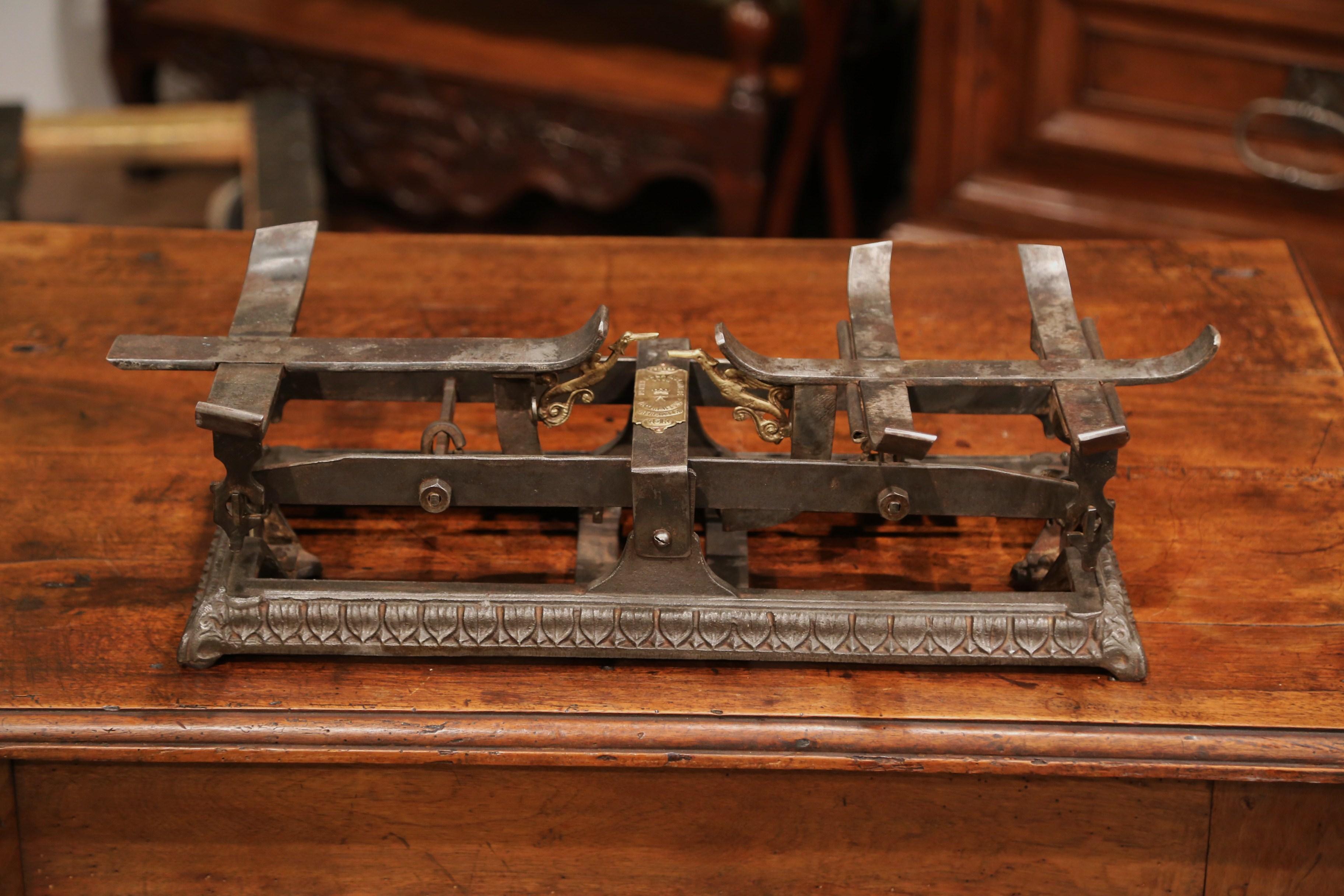 19th Century French Polished Iron Scale with Brass Trays from Lyon In Excellent Condition For Sale In Dallas, TX