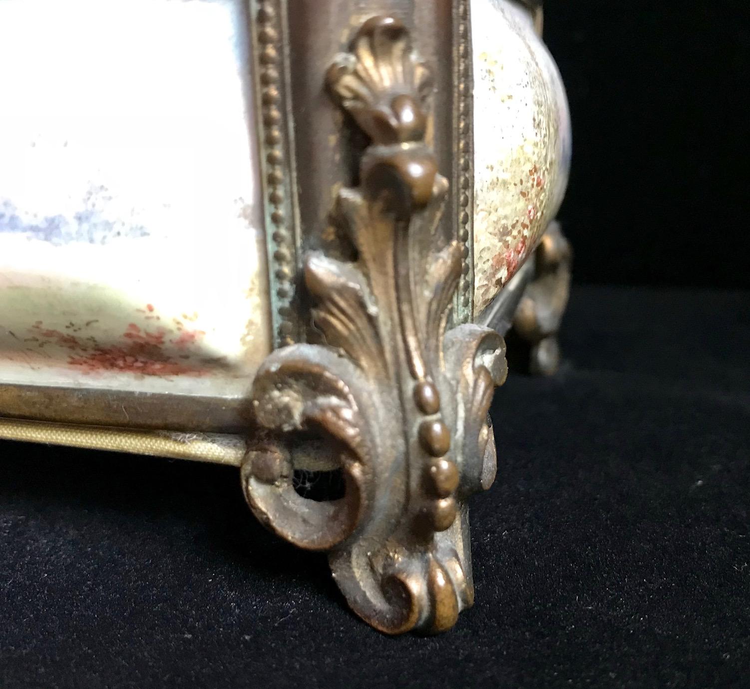 Coffret à bijoux français du 19ème siècle en émail polychrome et bronze en vente 4