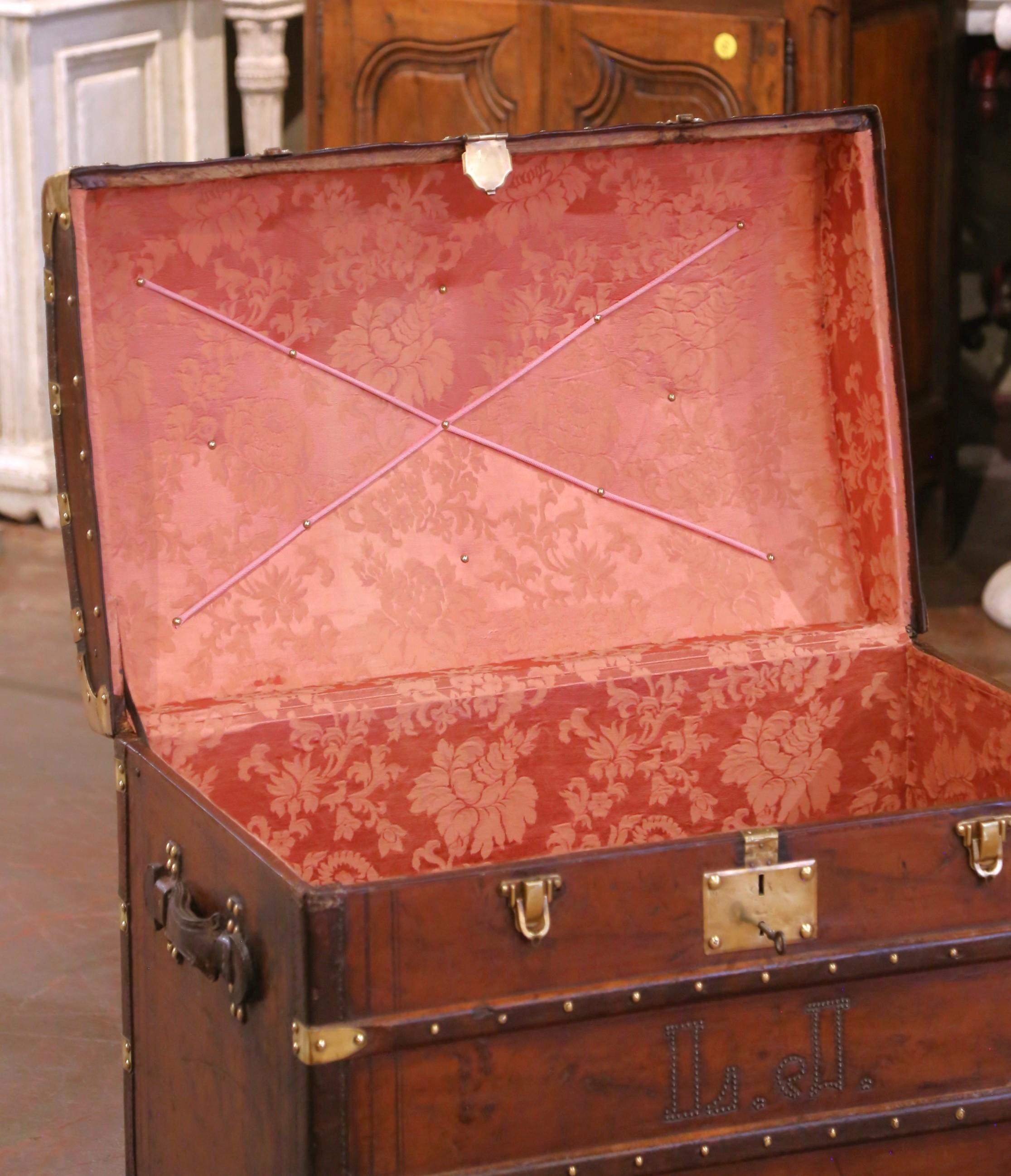 19th Century French Poplar, Iron and Leather Bombe Trunk Luggage from Paris Patinado en venta