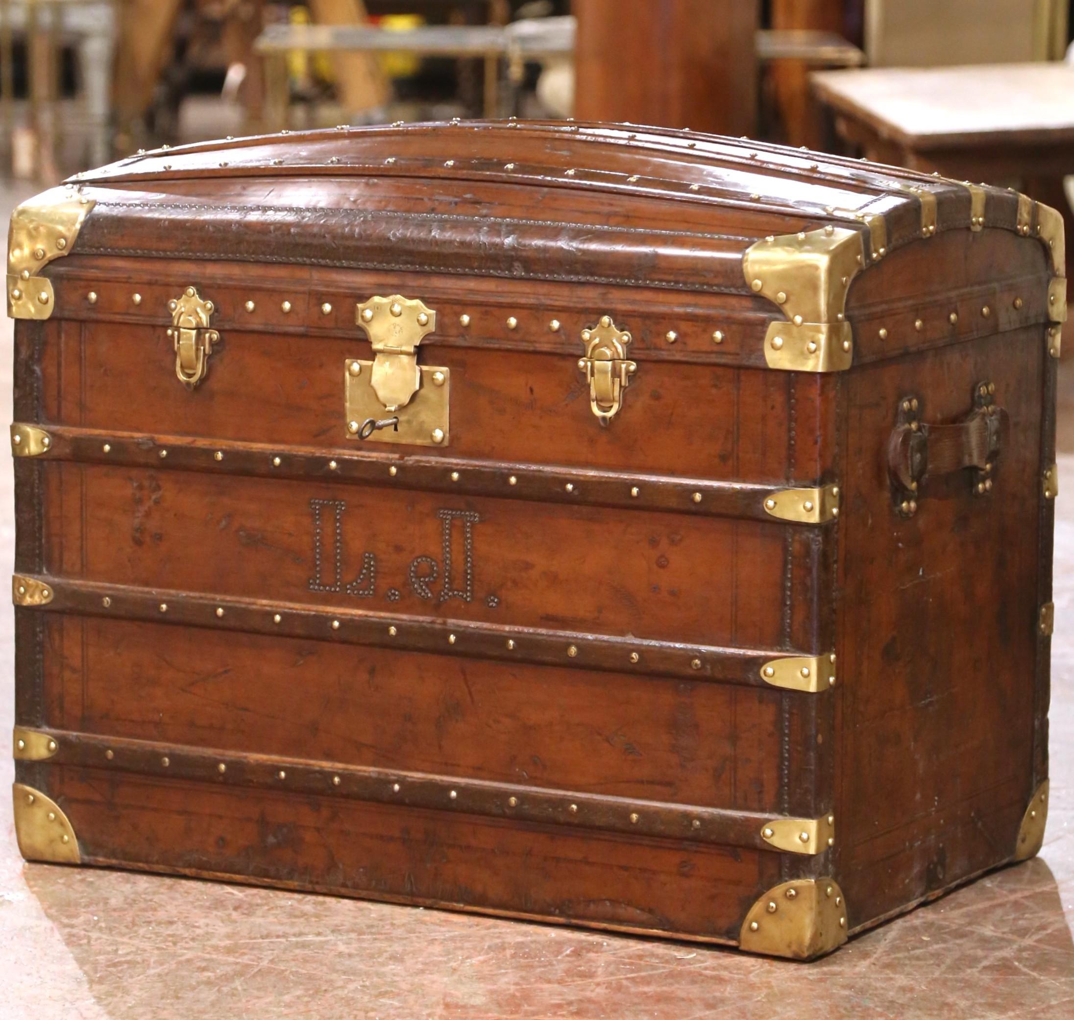 19th Century French Poplar, Iron and Leather Bombe Trunk Luggage from Paris en Excelente estado para la venta en Dallas, TX
