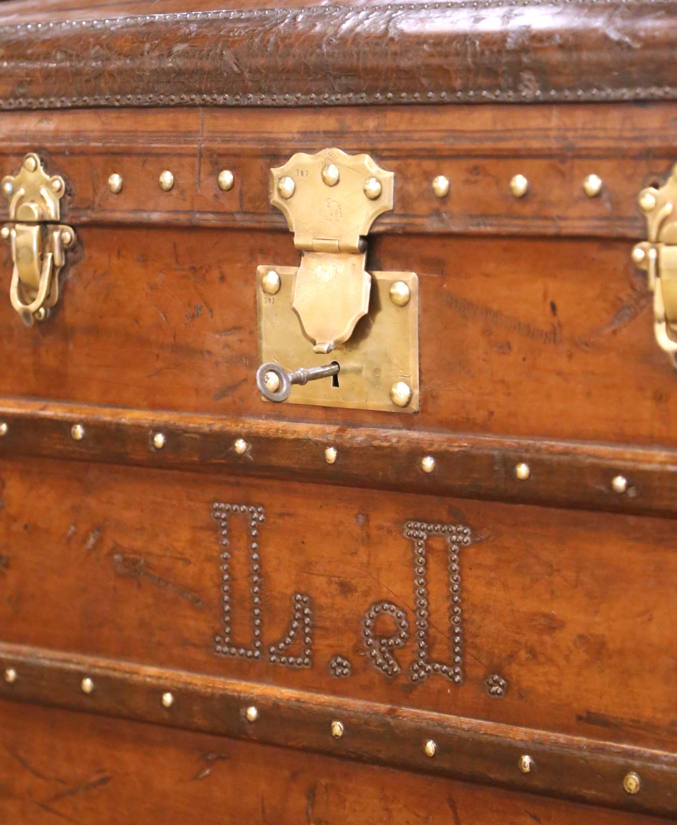 19th Century French Poplar, Iron and Leather Bombe Trunk Luggage from Paris Latón en venta