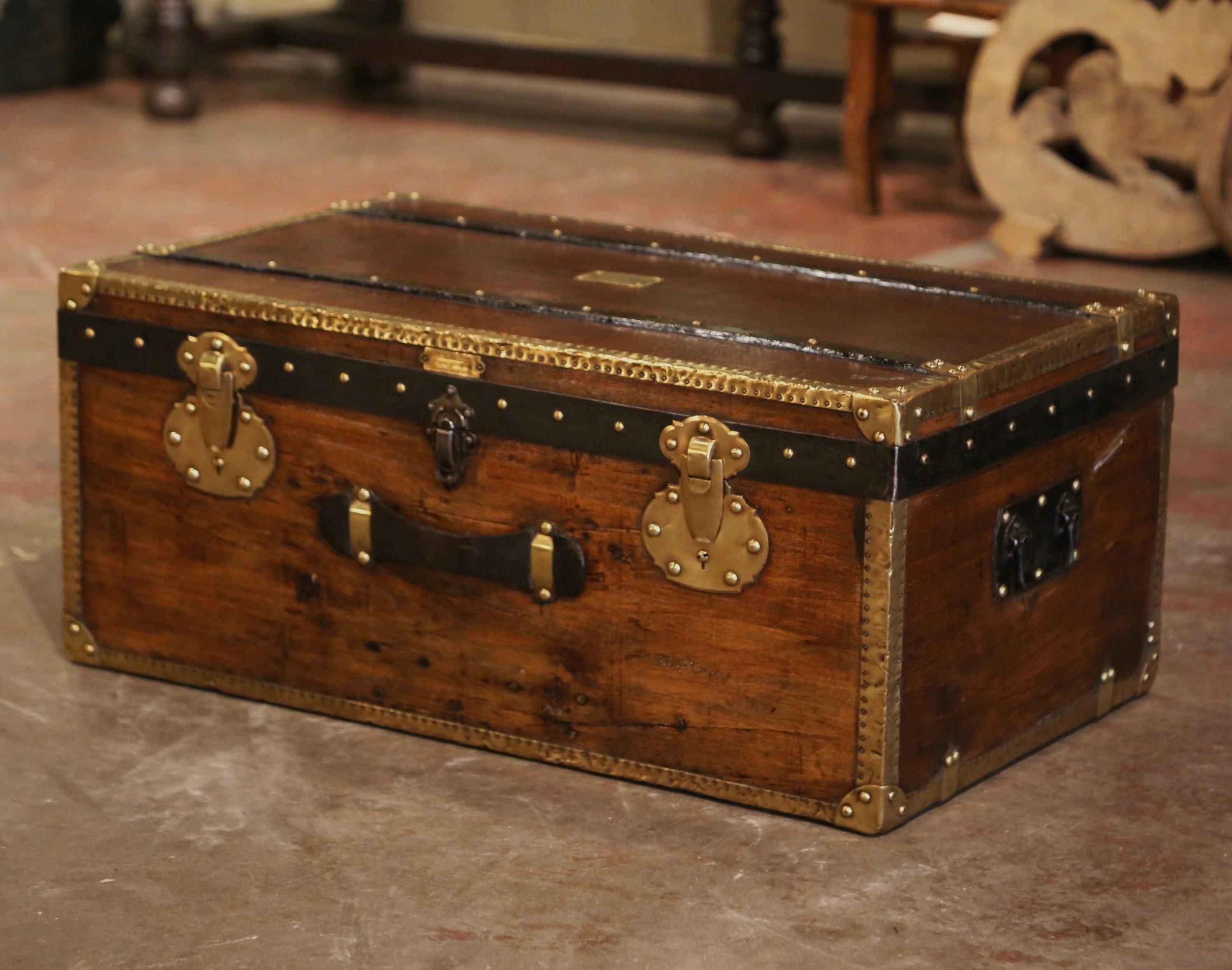 Di forma rettangolare e rifinito su tutti e quattro i lati, questo bellissimo baule da viaggio è un elegante tavolino da caffè. Realizzato a Parigi, in Francia, intorno al 1890 da Pierre de Man nello stile di Louis Vuitton, il baule in legno di