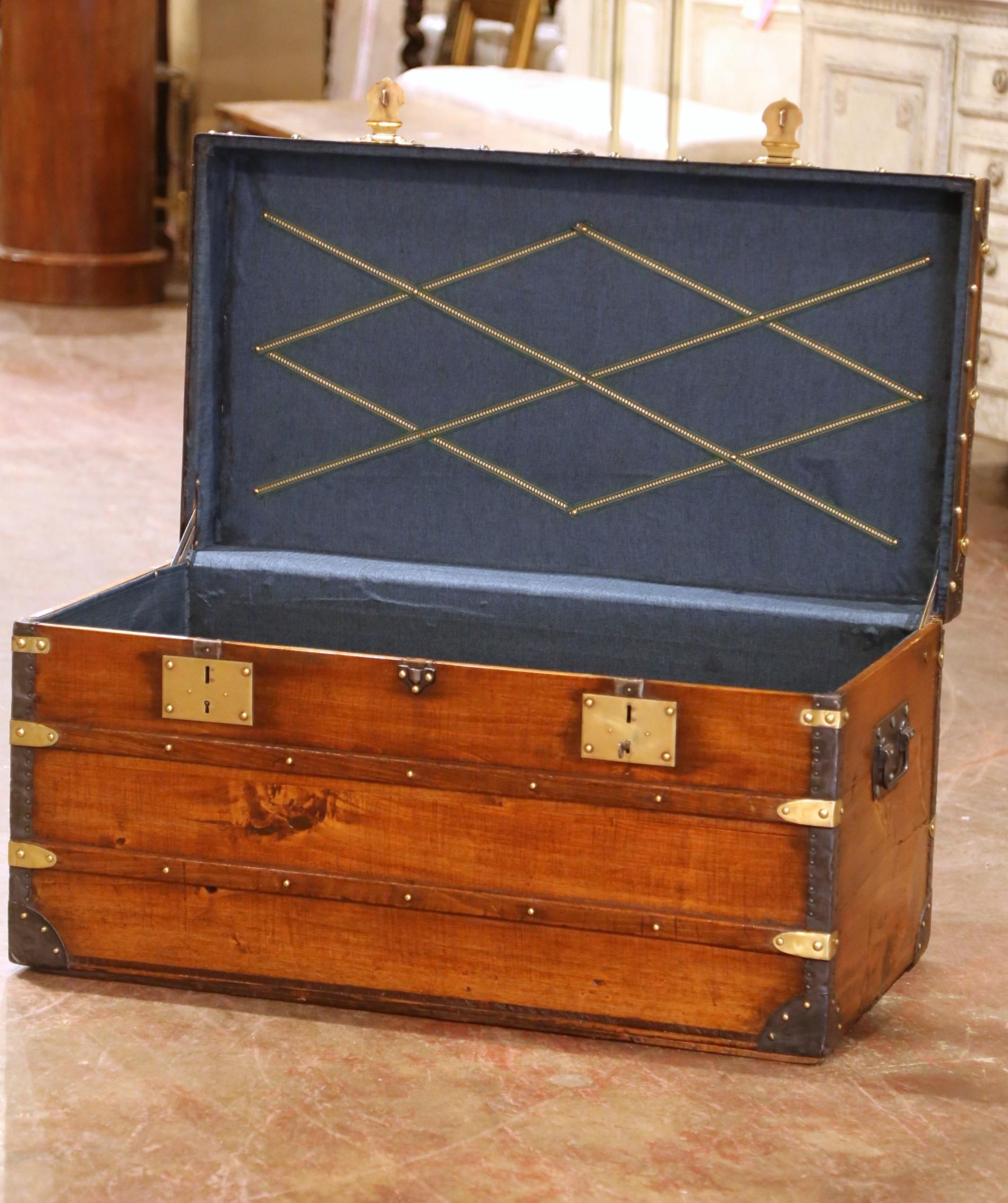 19th Century French Poplar, Leather and Metal Travel Trunk by J. Penet, Paris Hecho a mano en venta