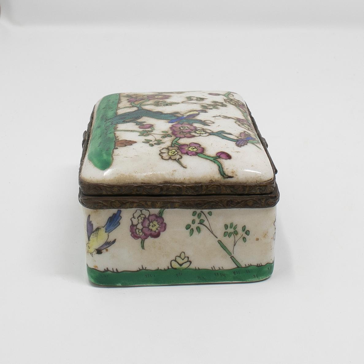 Peint à la main Boîte à bijoux en porcelaine et laiton du 19ème siècle avec décorations de fleurs en vente