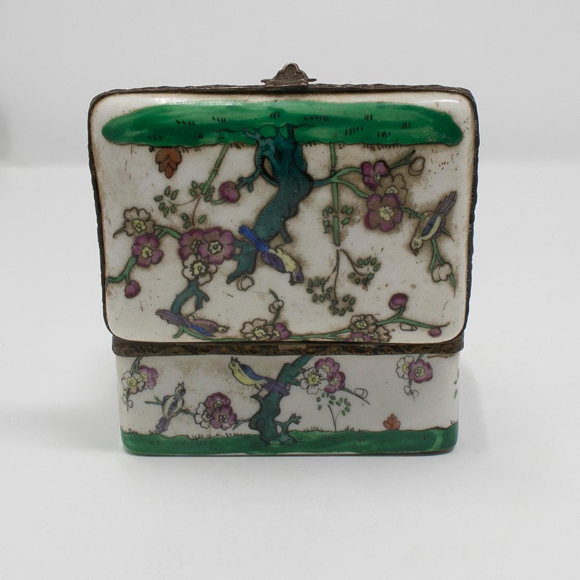 Porcelaine Boîte à bijoux en porcelaine et laiton du 19ème siècle avec décorations de fleurs en vente