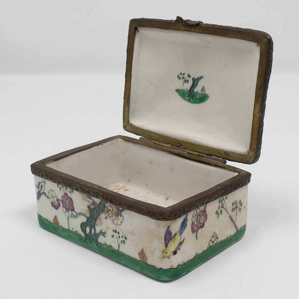 19th Century French Porcelain and Brass Trinket Box with Flower Decorations For Sale 3