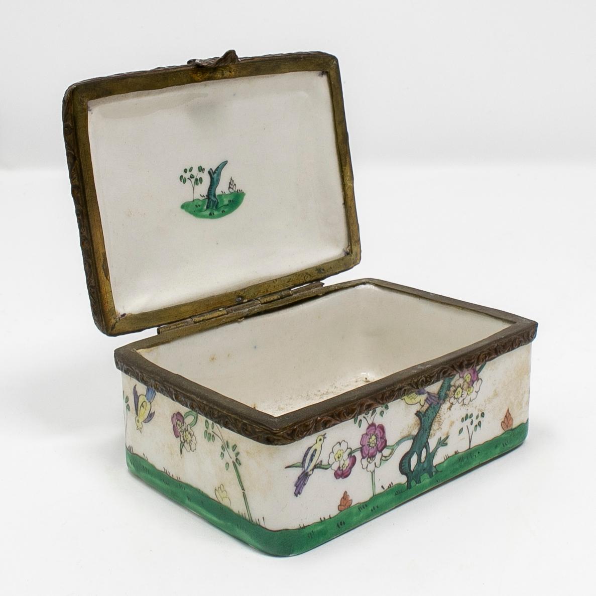 19th Century French Porcelain and Brass Trinket Box with Flower Decorations For Sale 4