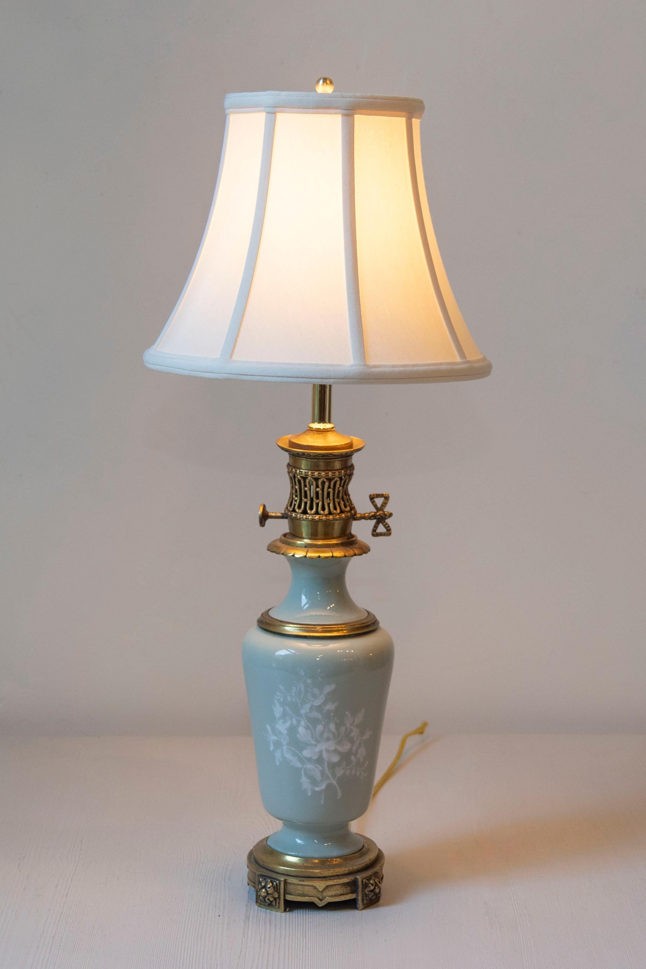 Französische Porzellan- und Bronze-Tischlampe des 19. Jahrhunderts mit Blumenmotiv im Zustand „Gut“ im Angebot in Atlanta, GA