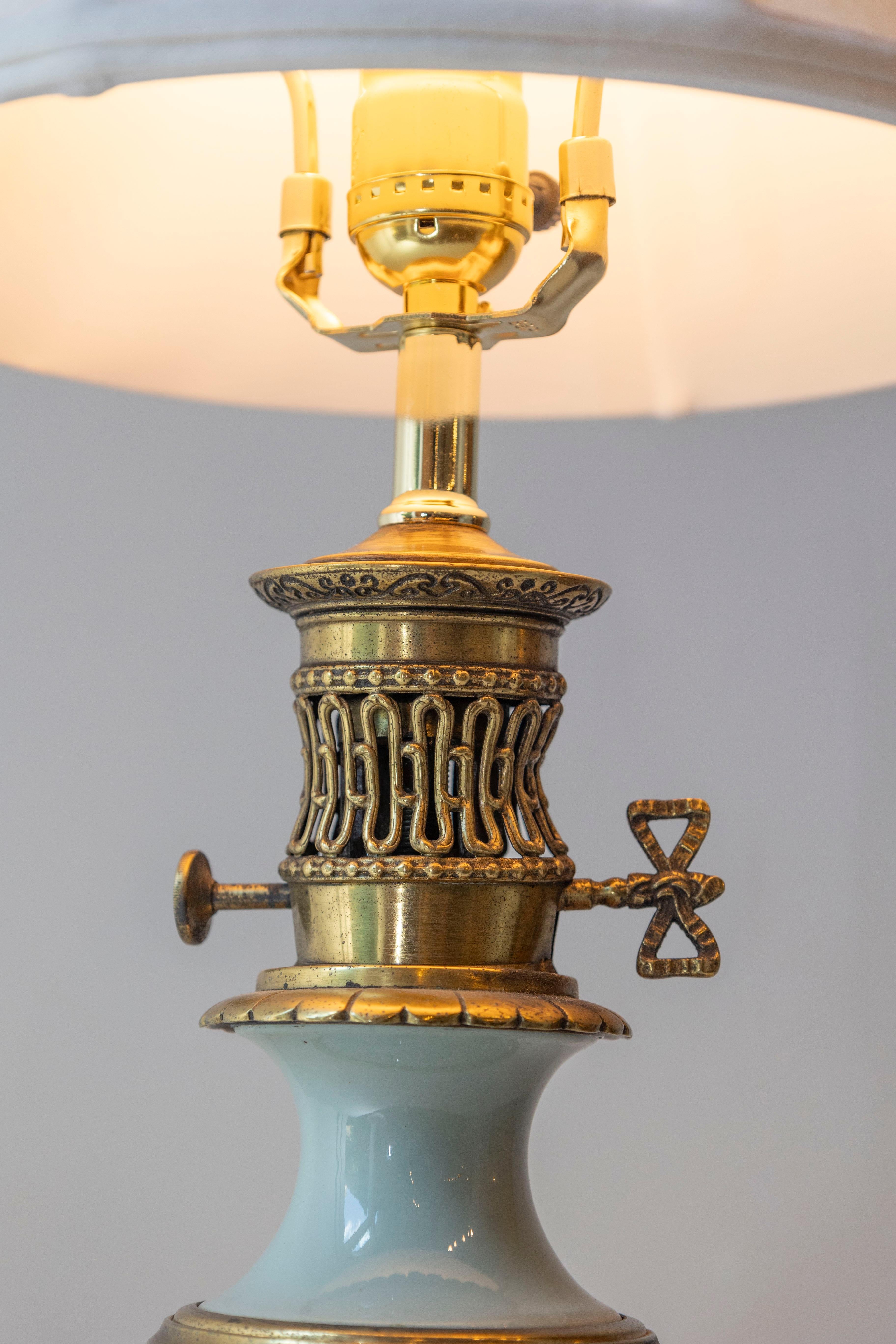 Französische Porzellan- und Bronze-Tischlampe des 19. Jahrhunderts mit Blumenmotiv im Angebot 1