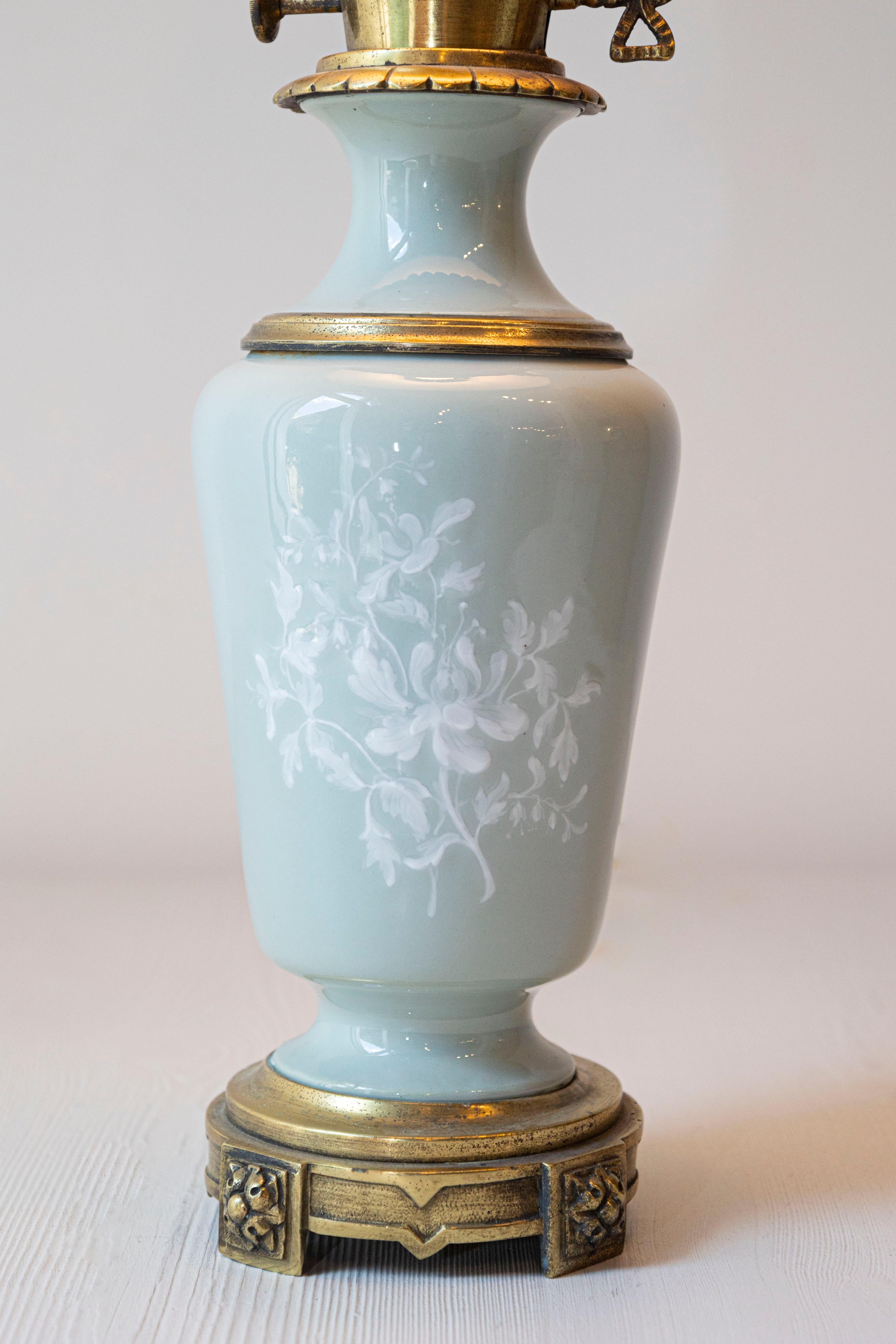 Französische Porzellan- und Bronze-Tischlampe des 19. Jahrhunderts mit Blumenmotiv im Angebot 2