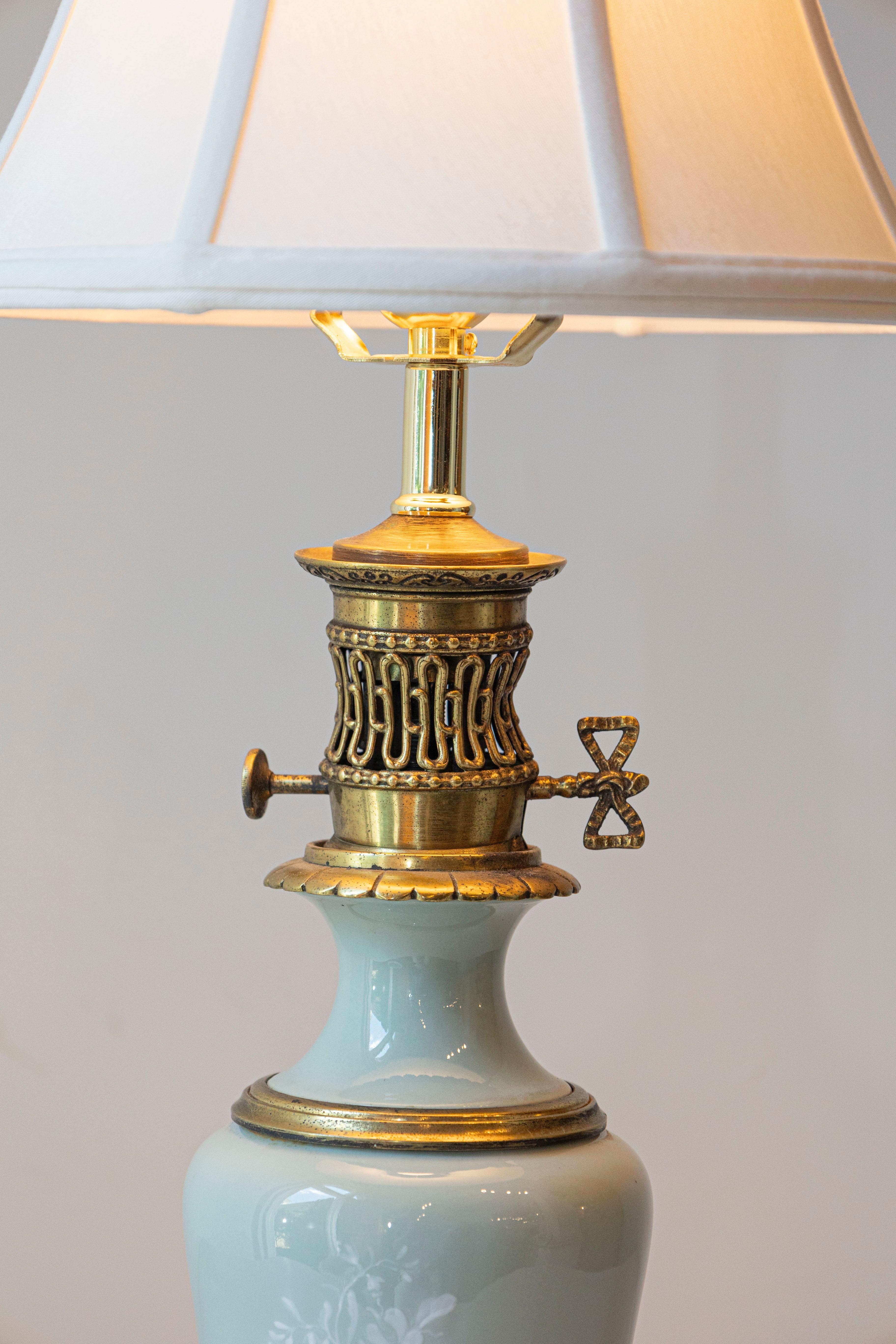 Französische Porzellan- und Bronze-Tischlampe des 19. Jahrhunderts mit Blumenmotiv im Angebot 3