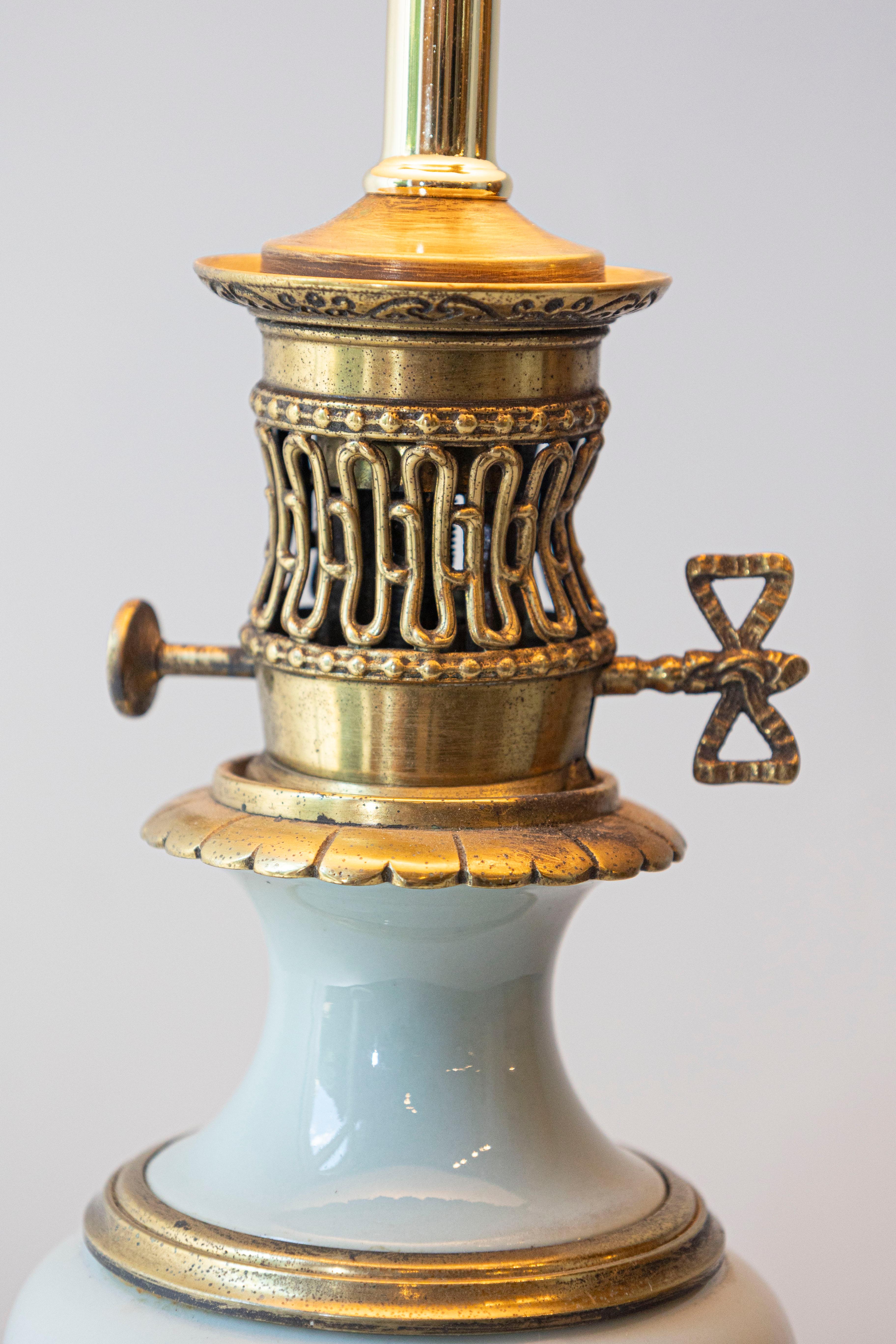 Französische Porzellan- und Bronze-Tischlampe des 19. Jahrhunderts mit Blumenmotiv im Angebot 4