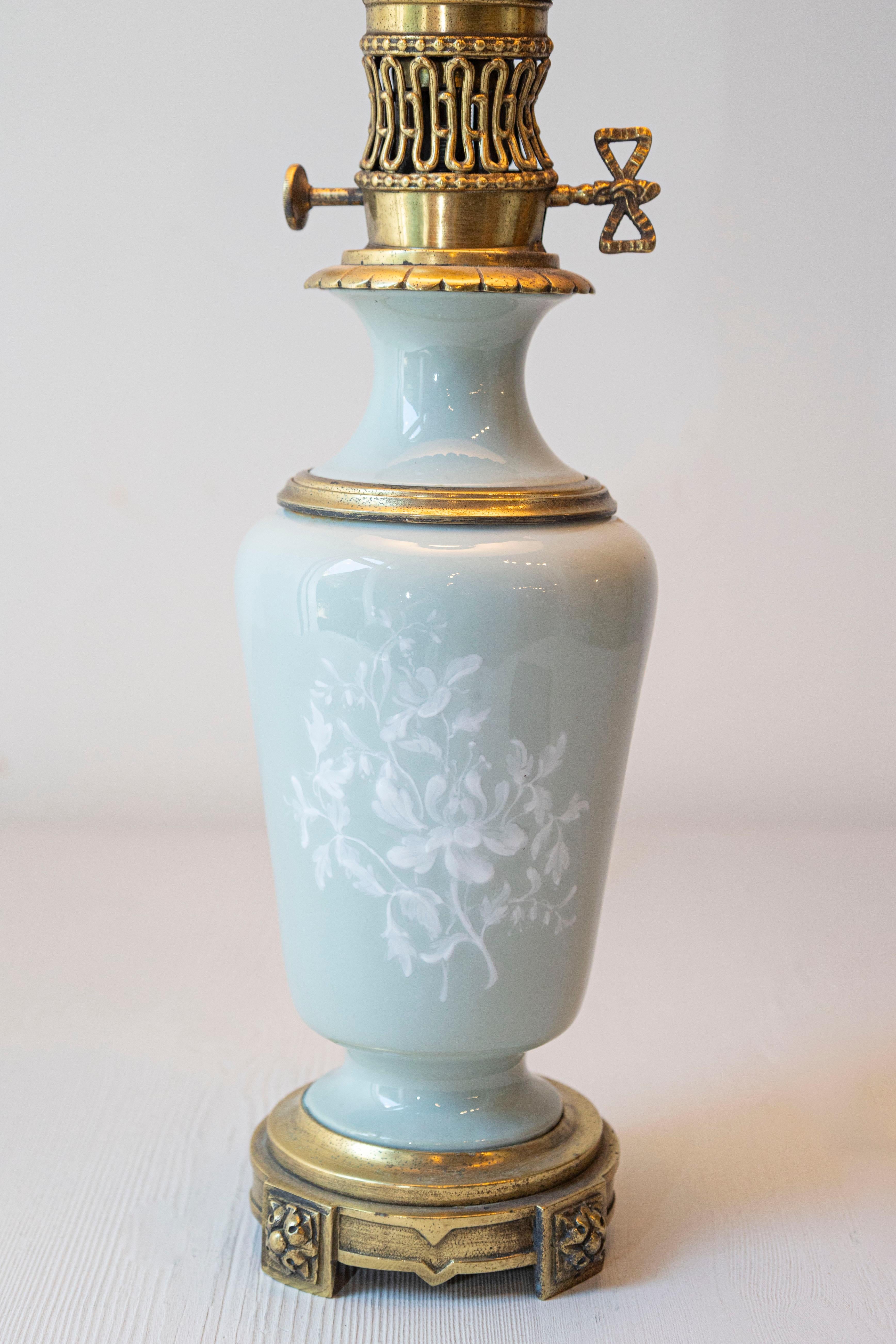 Französische Porzellan- und Bronze-Tischlampe des 19. Jahrhunderts mit Blumenmotiv im Angebot 5