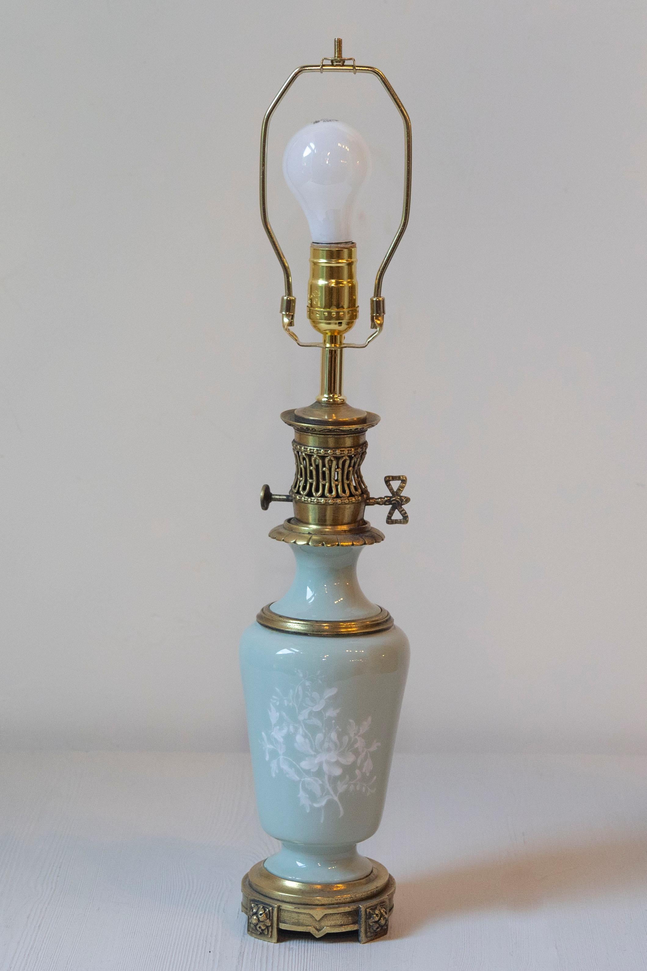 Französische Porzellan- und Bronze-Tischlampe des 19. Jahrhunderts mit Blumenmotiv im Angebot 6
