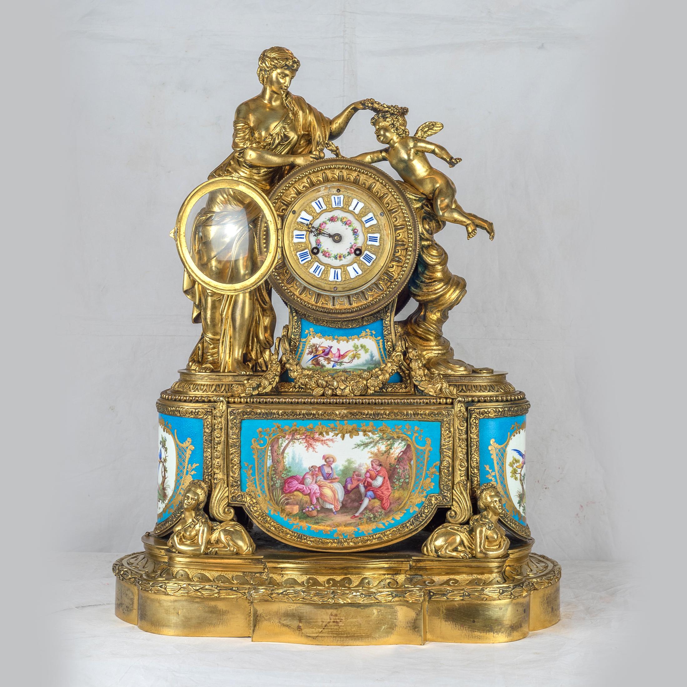 Français Pendule de cheminée figurative française en porcelaine et bronze doré du XIXe siècle en vente