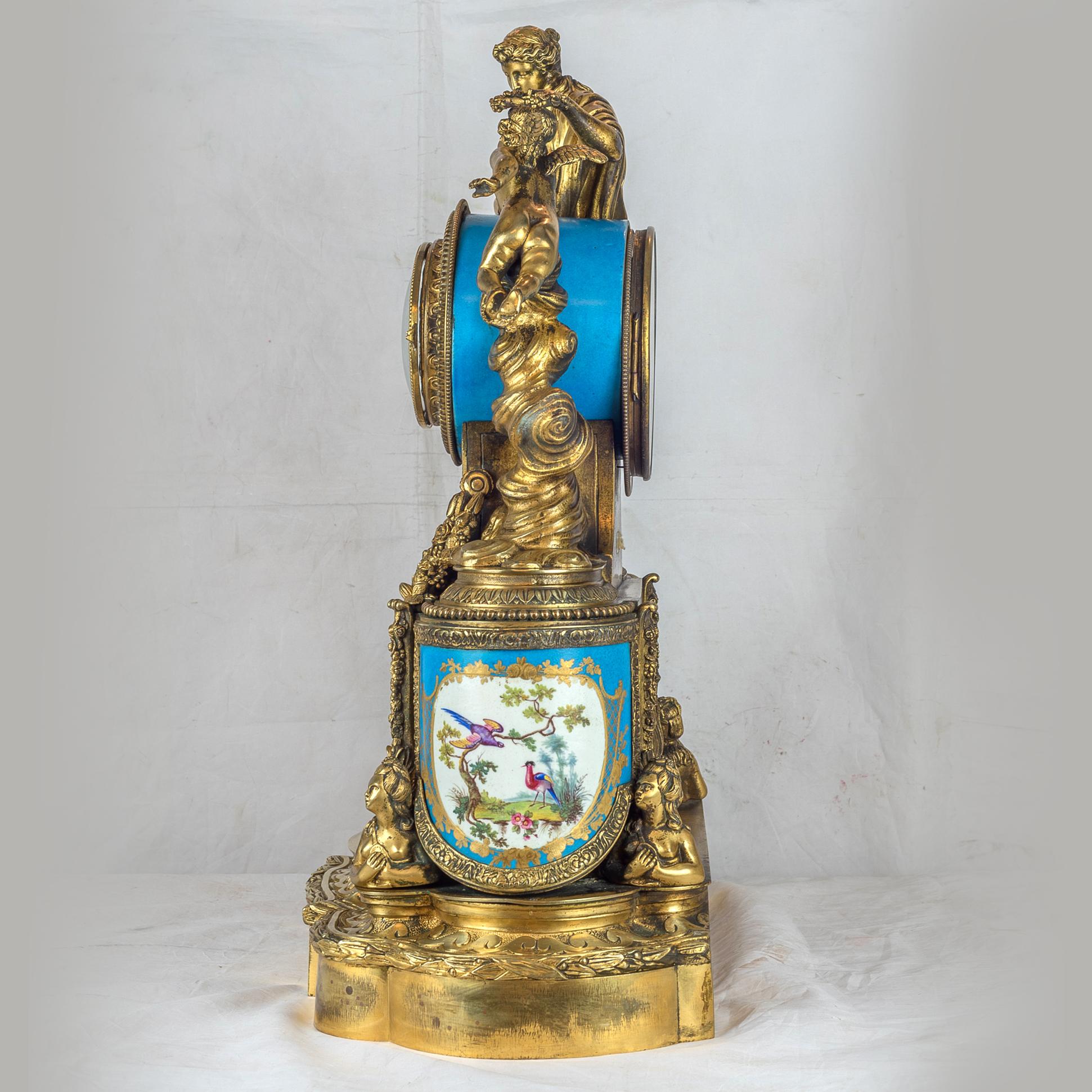 Doré Pendule de cheminée figurative française en porcelaine et bronze doré du XIXe siècle en vente