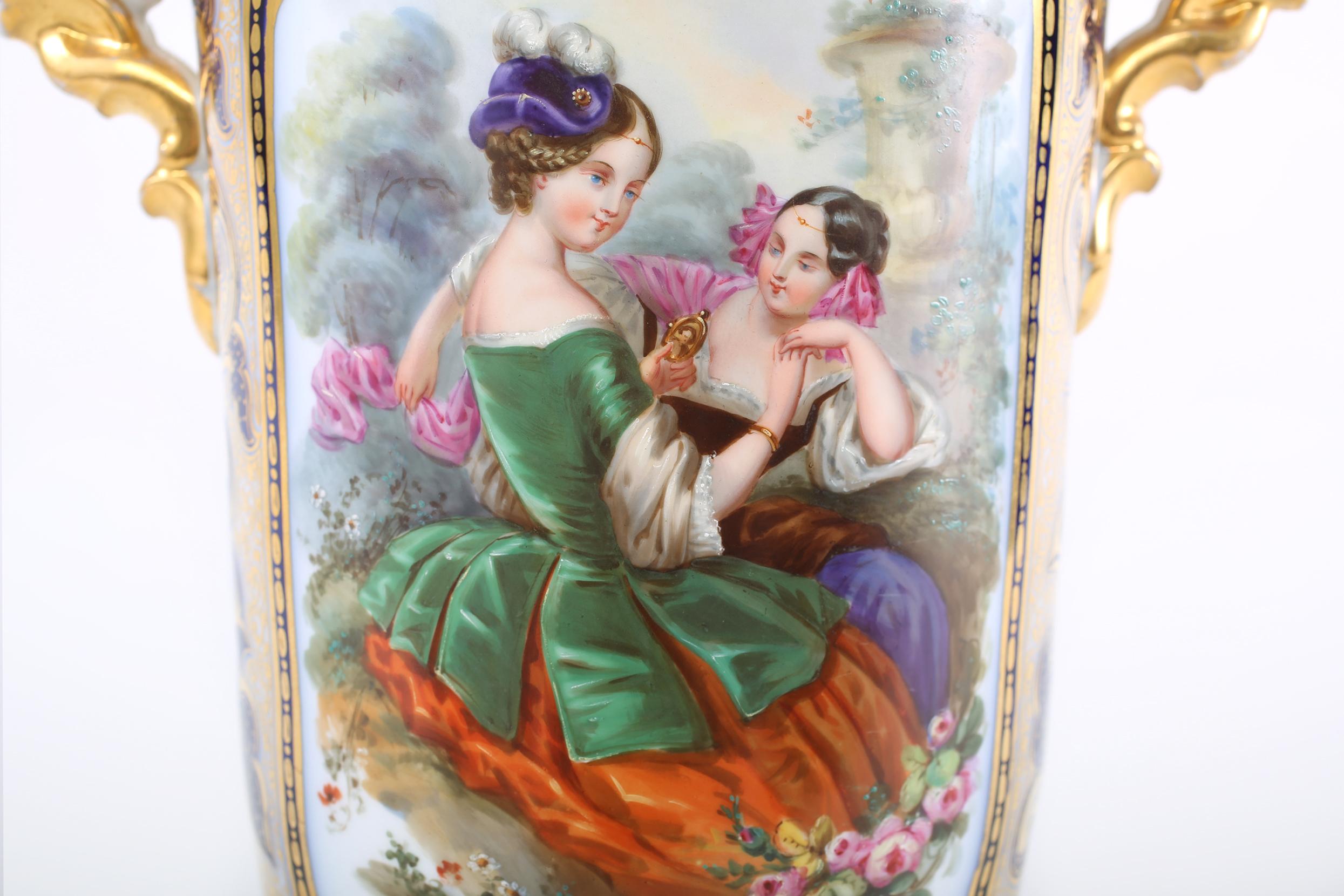 Milieu du XIXe siècle  Vase décoratif en porcelaine française  Poignées latérales/Latérales en vente