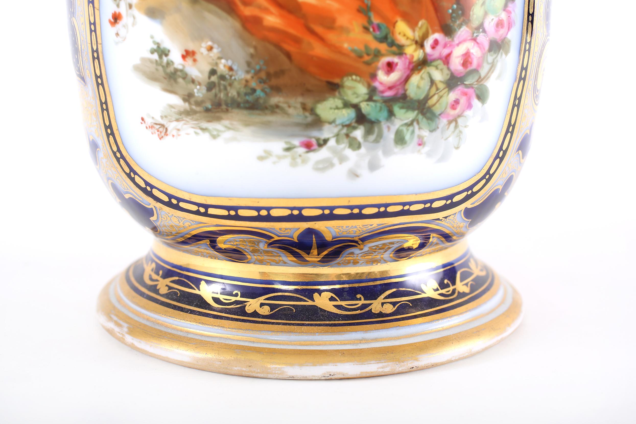  Dekorative Vase aus französischem Porzellan  / Beistellgriffe (Gold) im Angebot