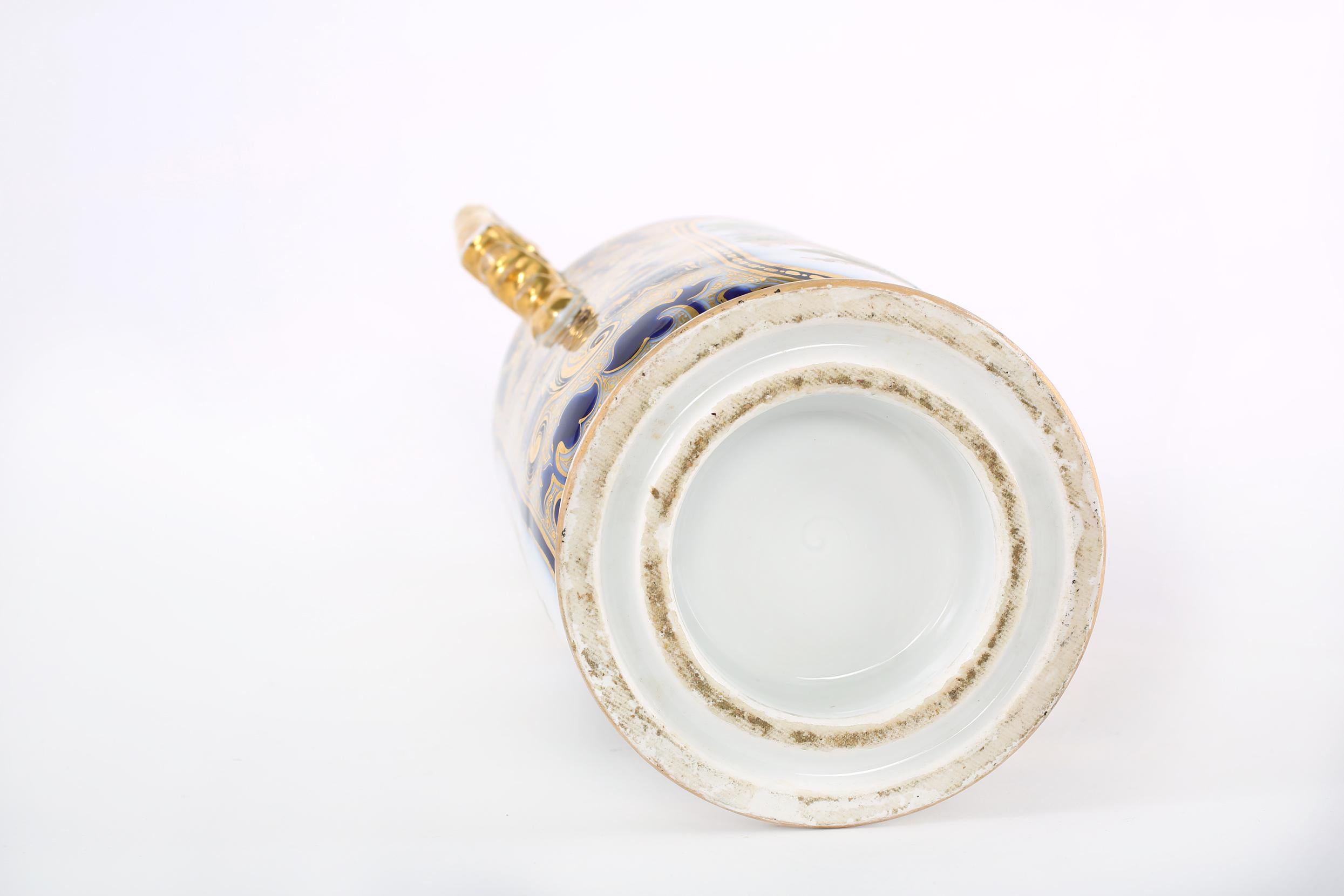 Vaso decorativo in porcellana francese  / Maniglie laterali in vendita 1