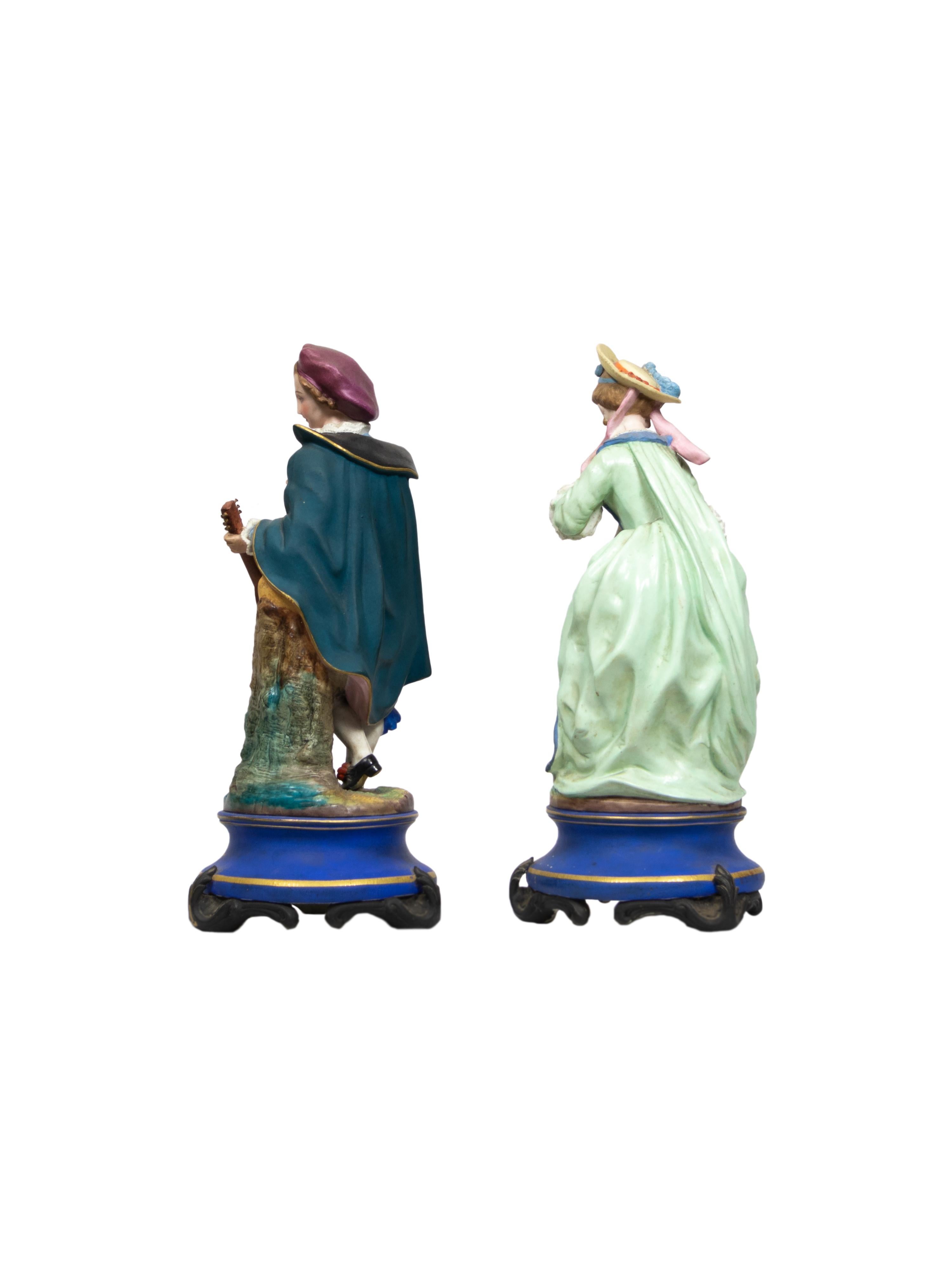 Napoleone III Figurine di porcellana francese del XIX secolo Suonatore di chitarra e cantante in vendita