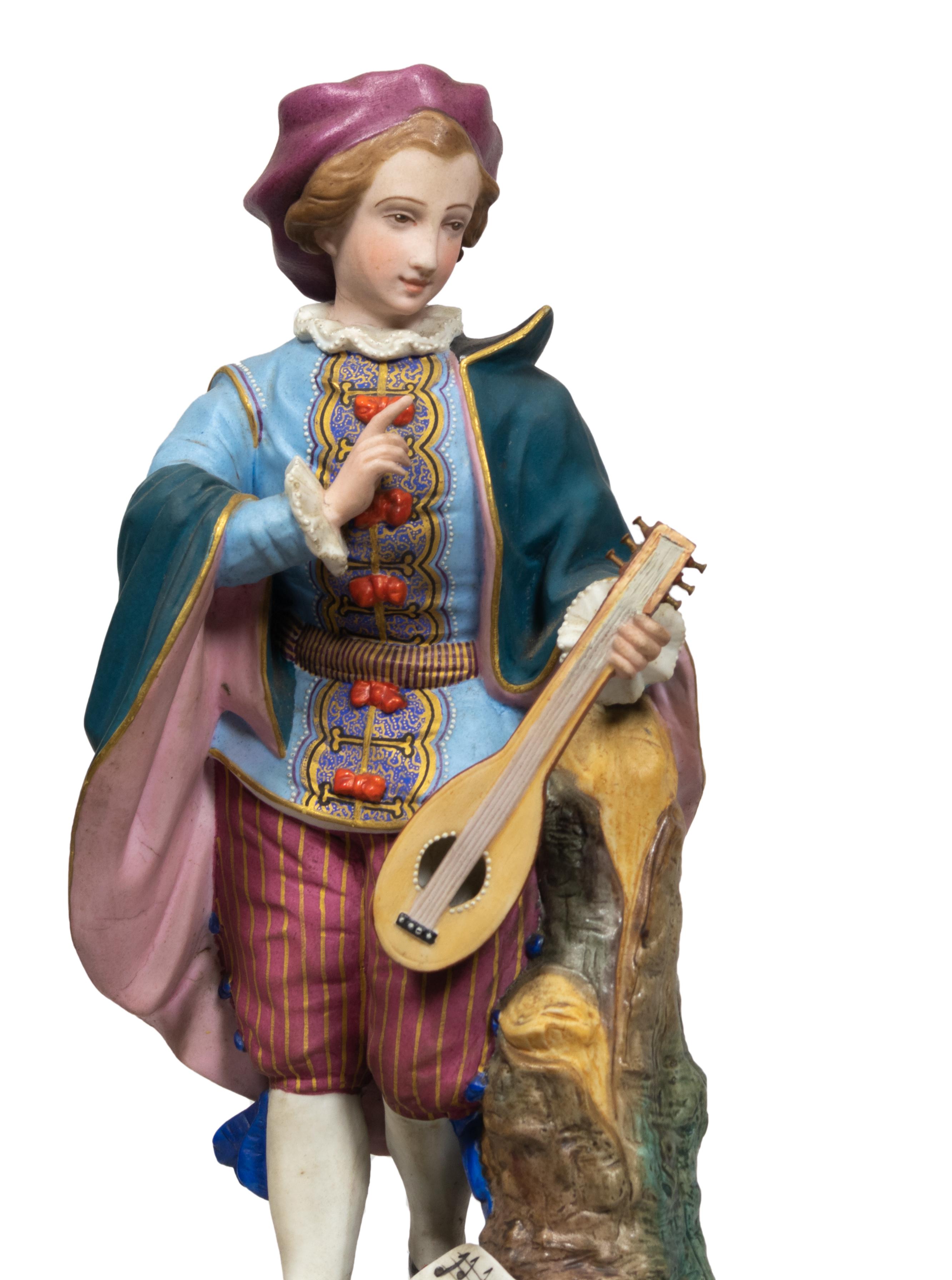 Francese Figurine di porcellana francese del XIX secolo Suonatore di chitarra e cantante in vendita
