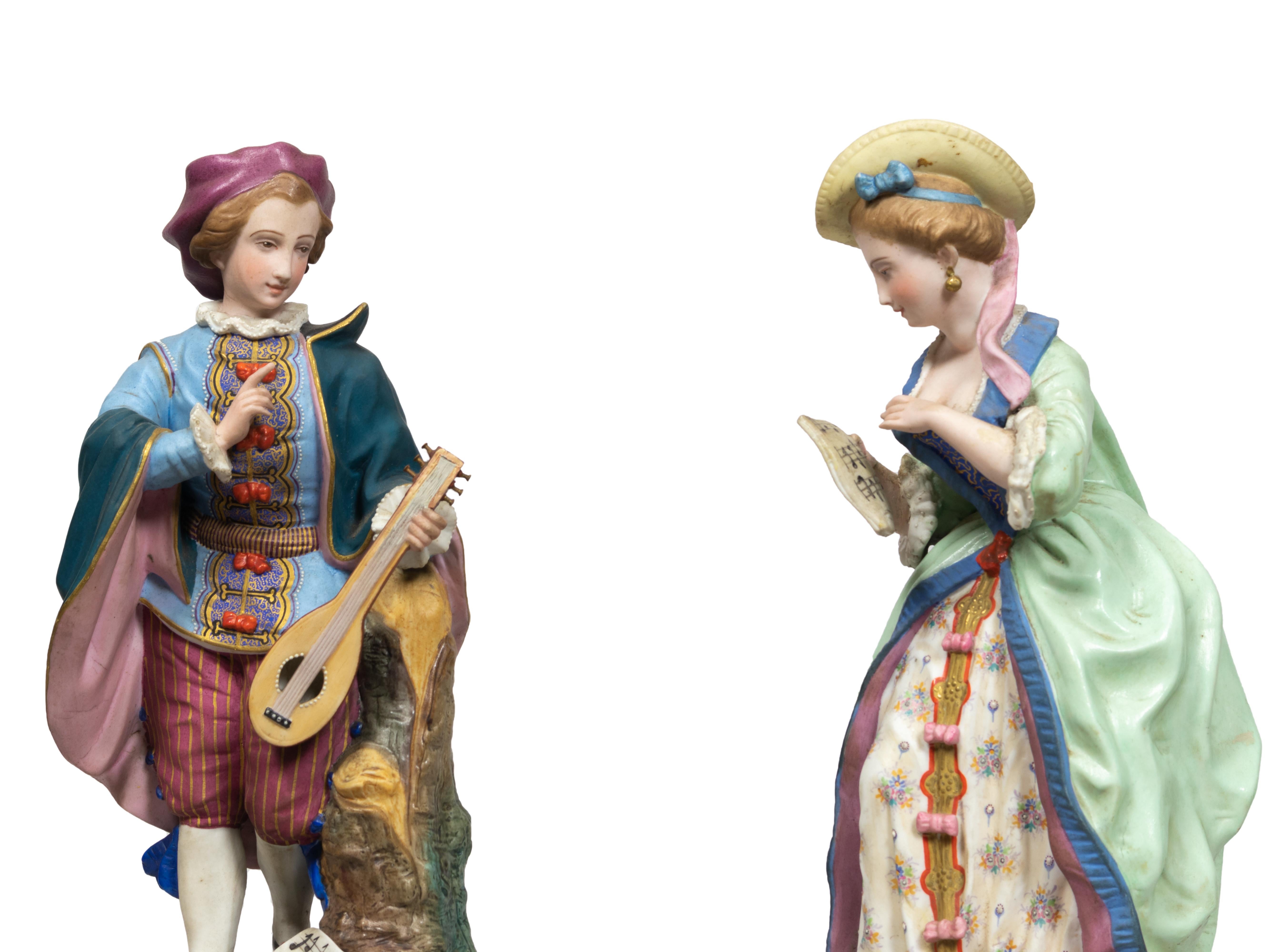Figurine di porcellana francese del XIX secolo Suonatore di chitarra e cantante In condizioni buone in vendita a Lisbon, PT