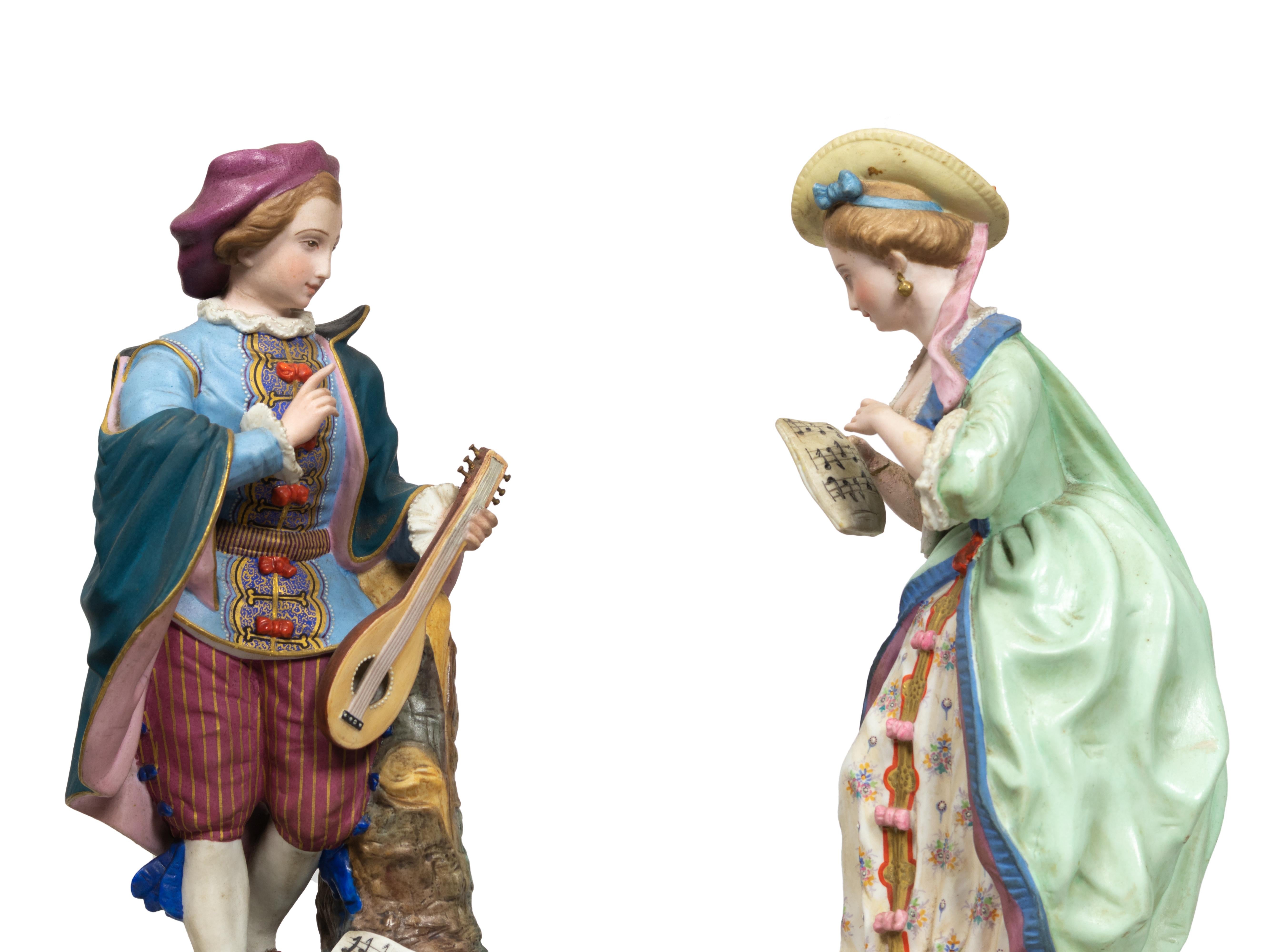 Figurine di porcellana francese del XIX secolo Suonatore di chitarra e cantante in vendita 2